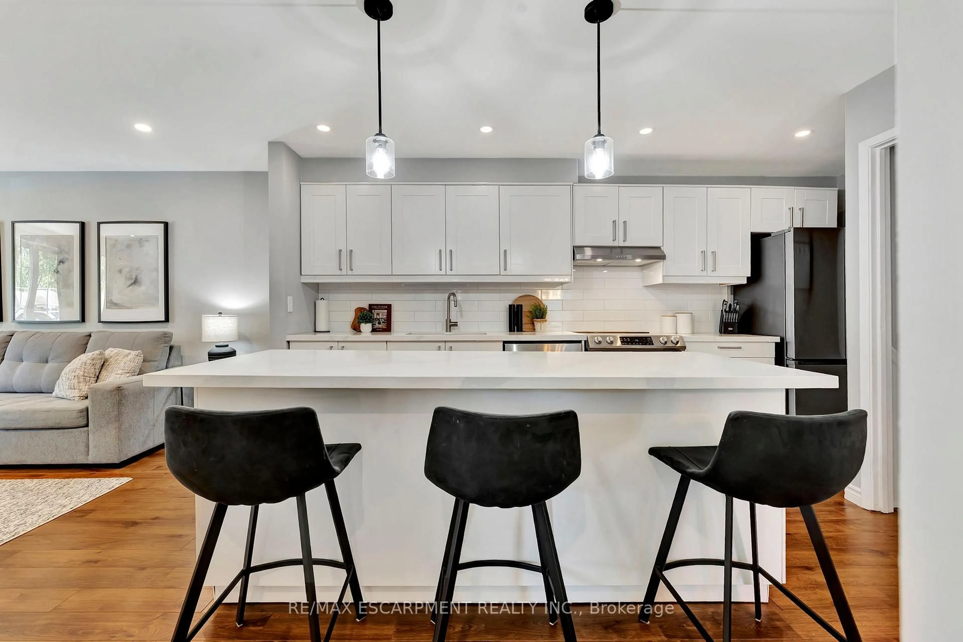 Contemporary kitchen, unknown for 2367 Holyhead Dr, Burlington Ontario L7P 3V2
