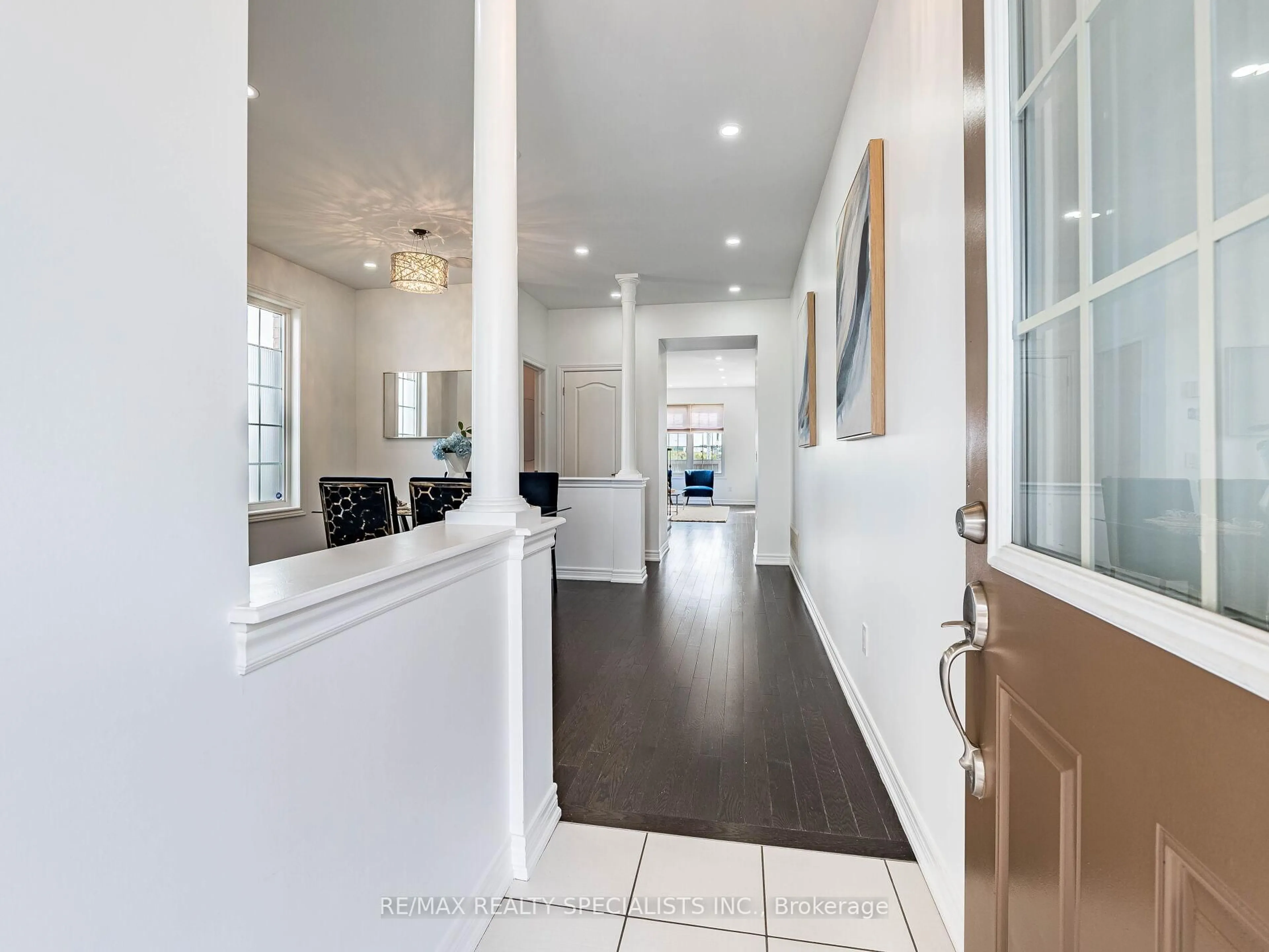 Indoor entryway for 44 Zelda Rd, Brampton Ontario L6R 3V3