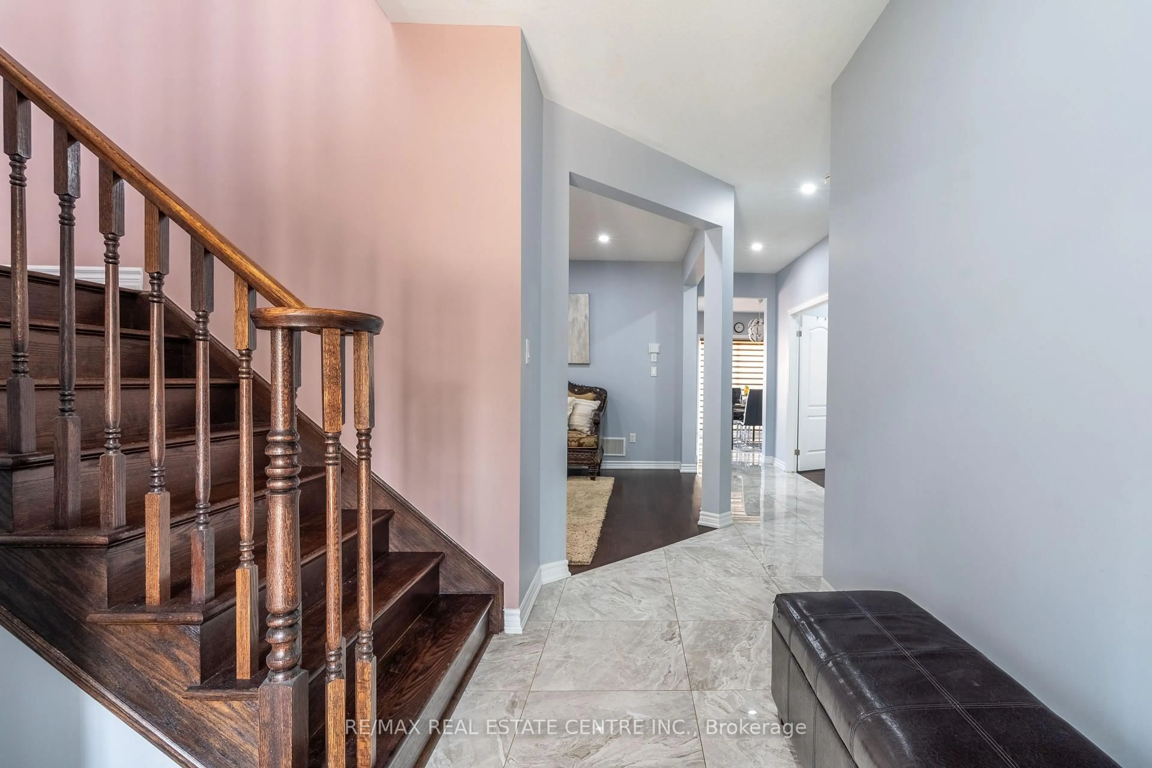 Indoor foyer for 25 Hammerhead Rd, Brampton Ontario L7A 0G4