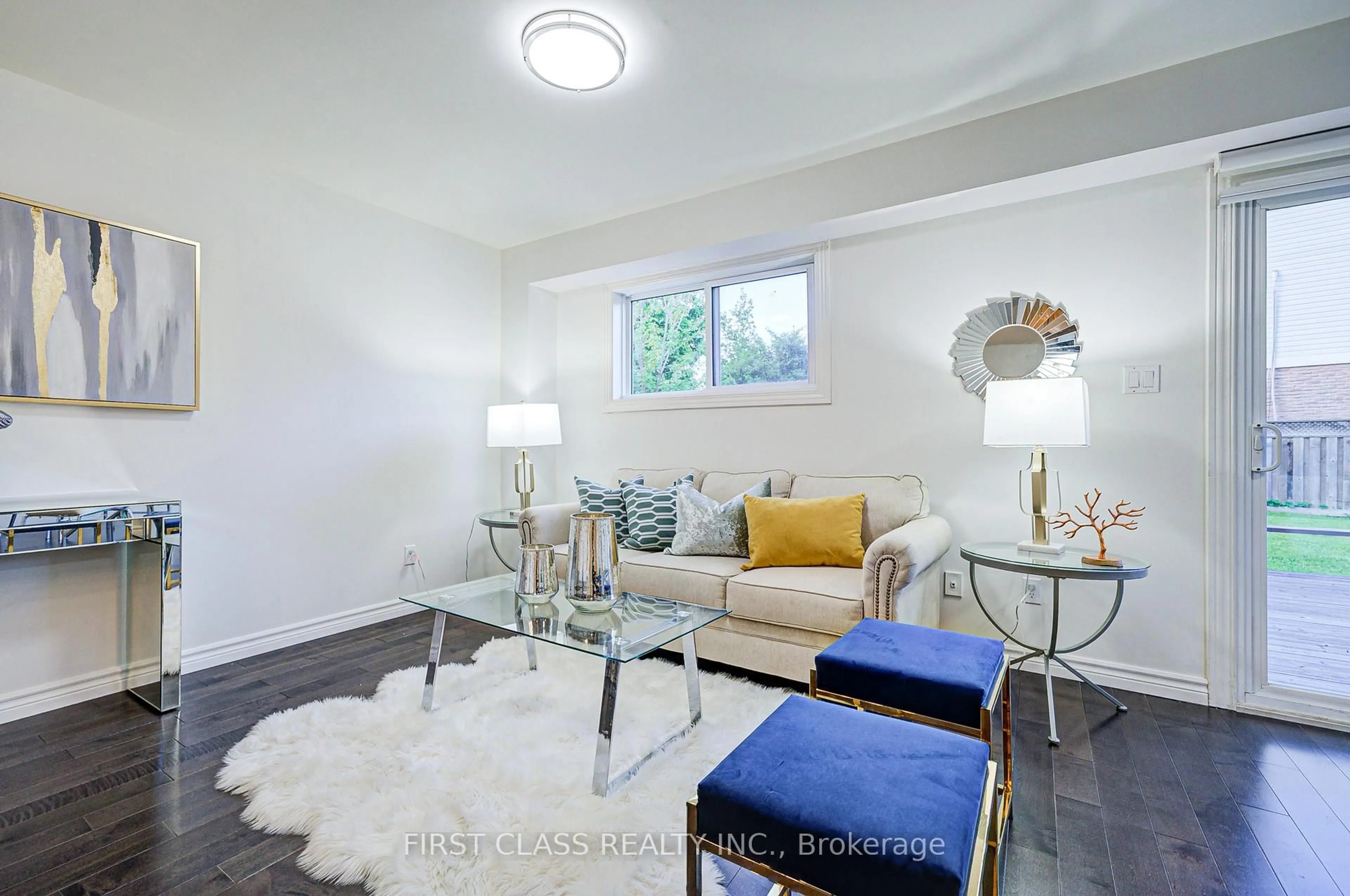 Living room with furniture, unknown for 2841 Andorra Circ, Mississauga Ontario L5N 2H8