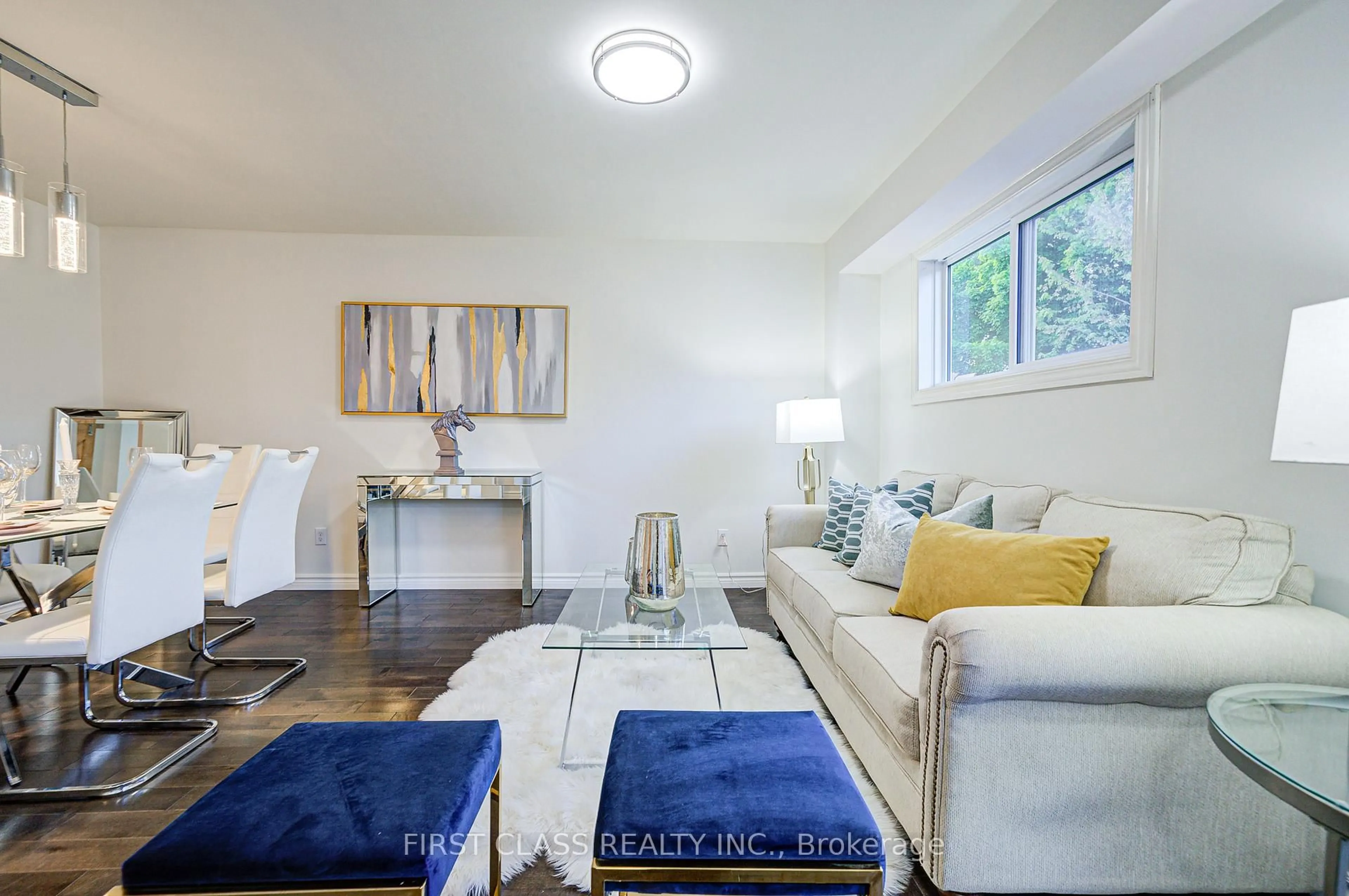 Living room with furniture, unknown for 2841 Andorra Circ, Mississauga Ontario L5N 2H8