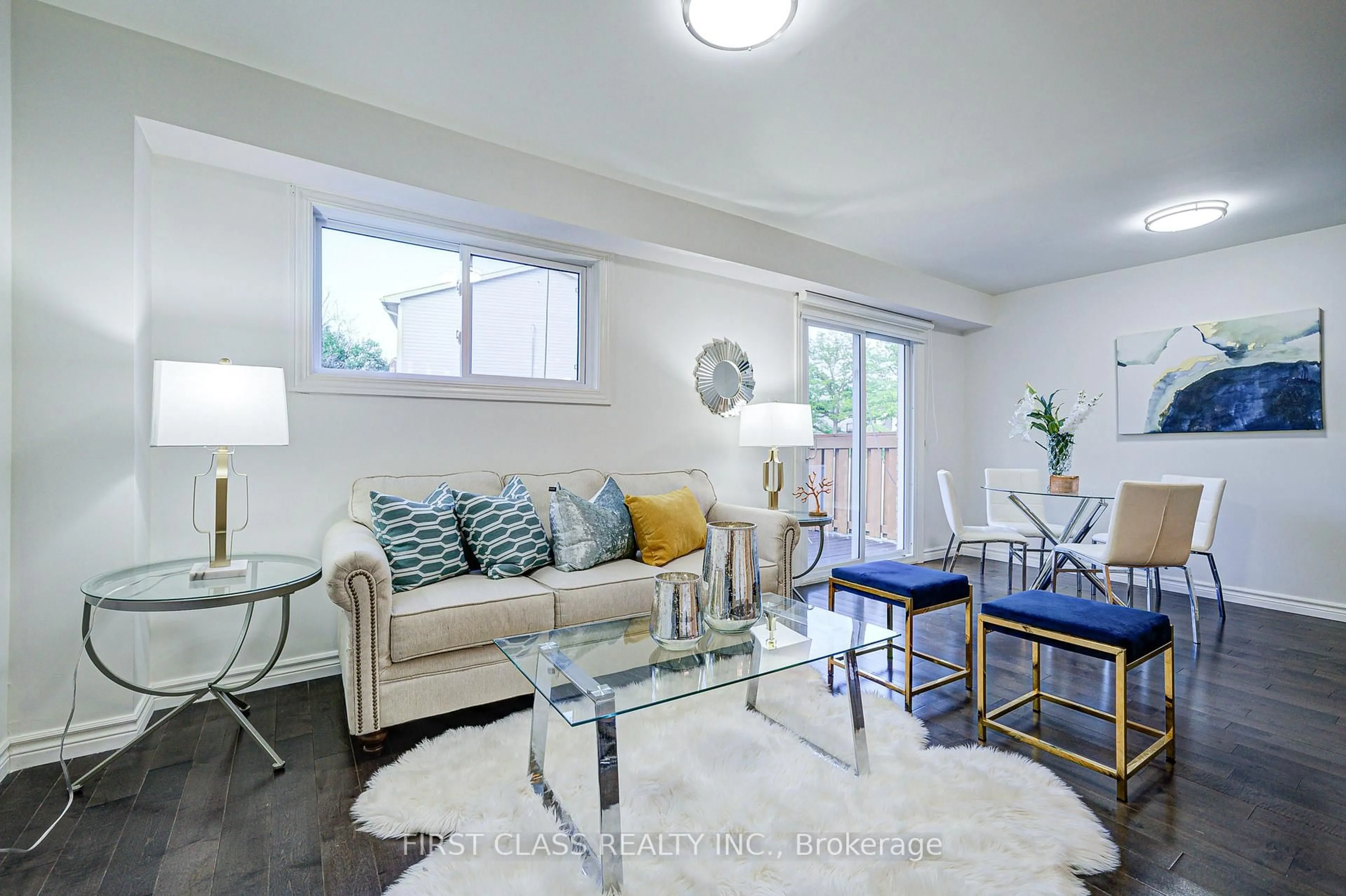 Living room with furniture, unknown for 2841 Andorra Circ, Mississauga Ontario L5N 2H8