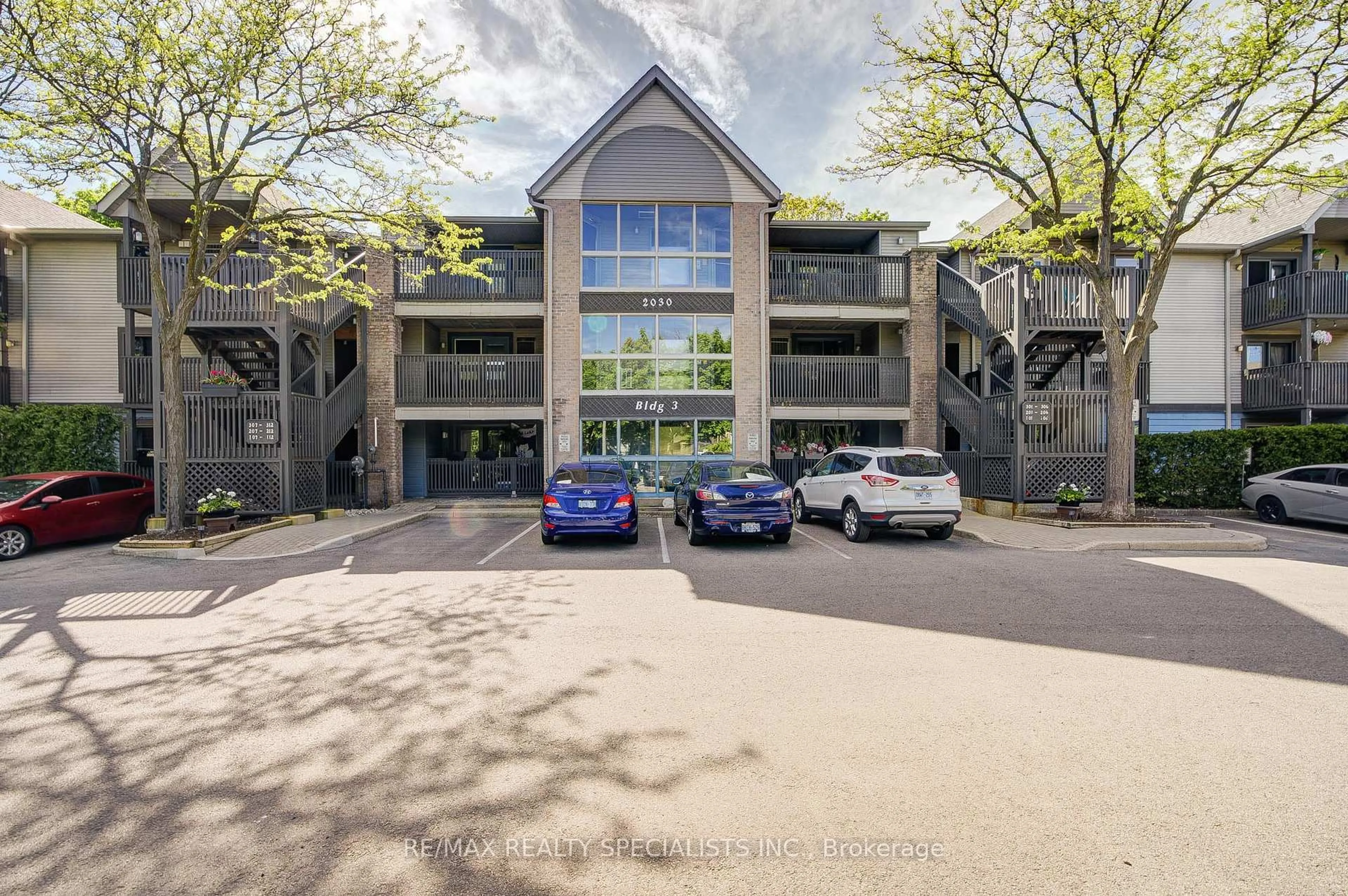 A pic from outside/outdoor area/front of a property/back of a property/a pic from drone, unknown for 2030 Cleaver Ave #307, Burlington Ontario L7M 4C3
