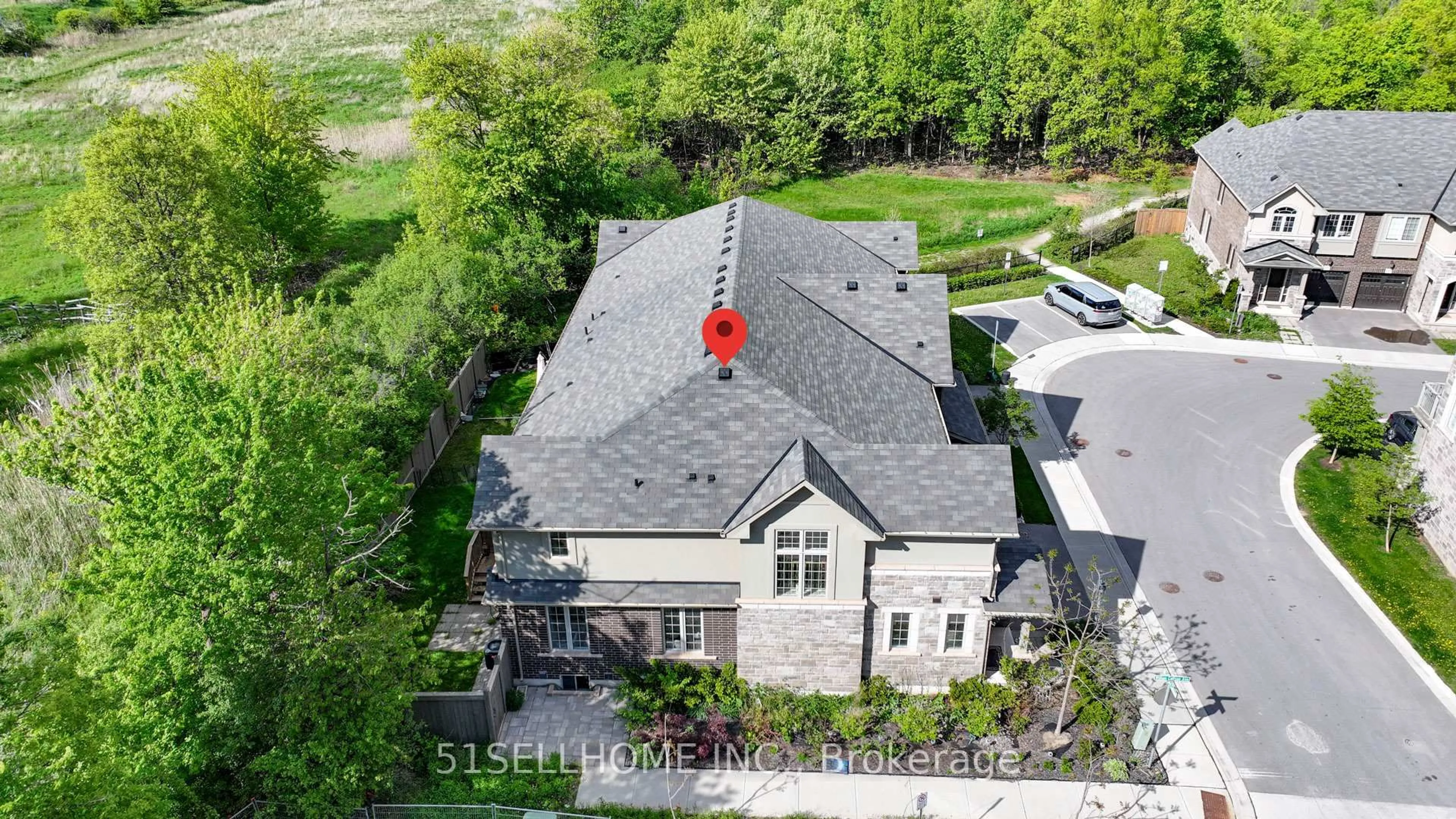 A pic from outside/outdoor area/front of a property/back of a property/a pic from drone, unknown for 3355 Mockingbird Common, Oakville Ontario L6H 0X1