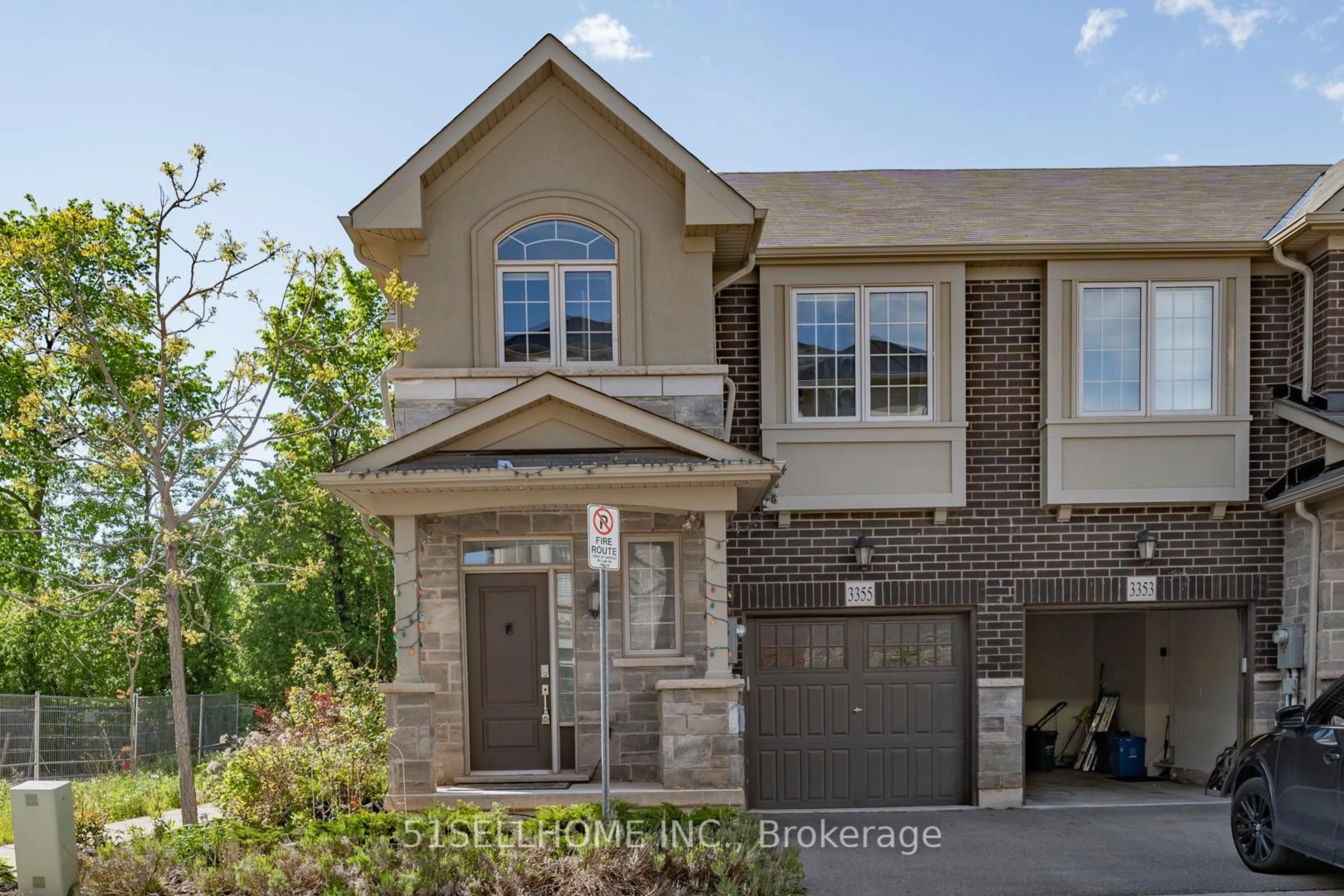 Home with brick exterior material, street for 3355 Mockingbird Common, Oakville Ontario L6H 0X1
