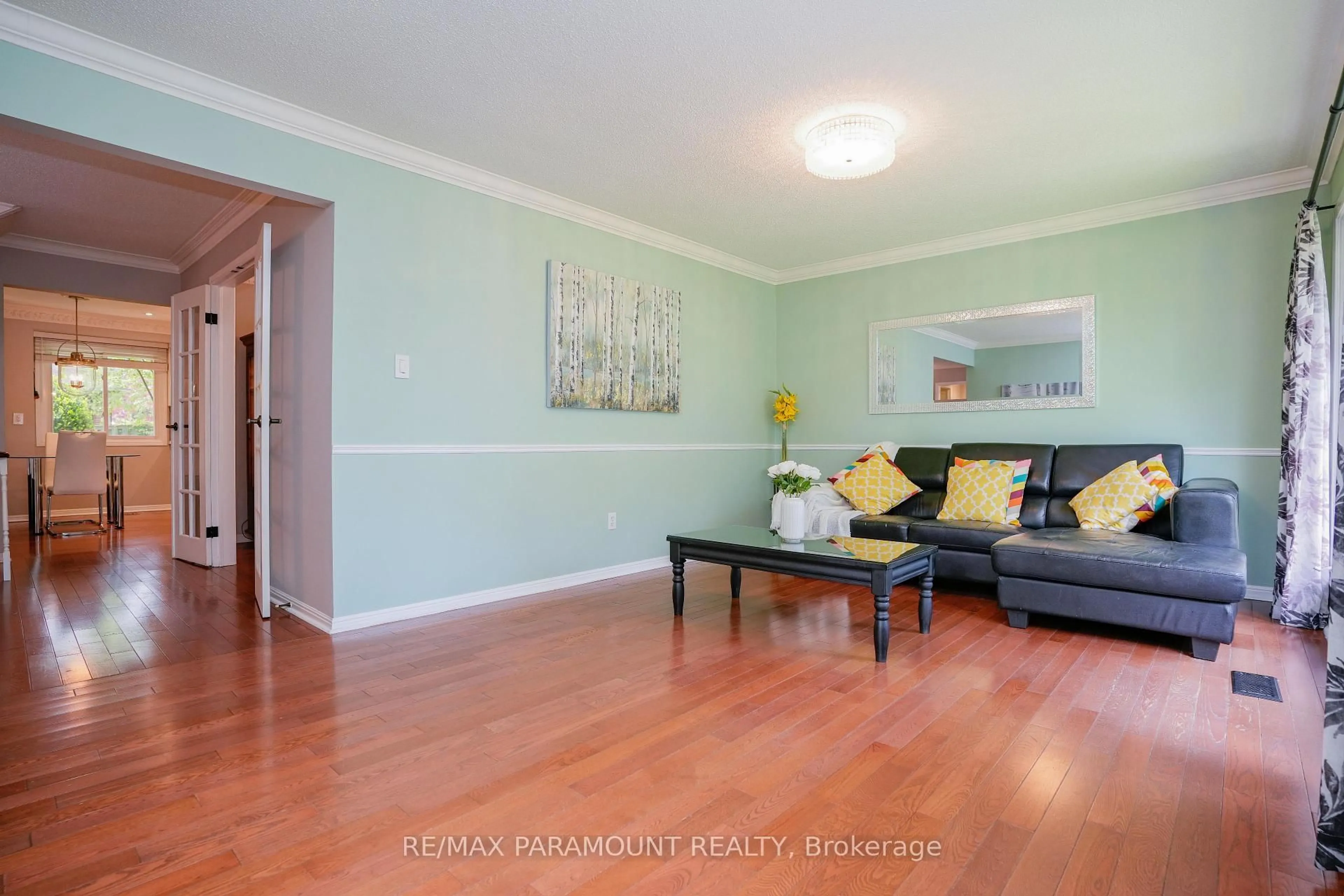 Living room with furniture, wood/laminate floor for 44 Cairnmore Crt, Brampton Ontario L6Z 1T6