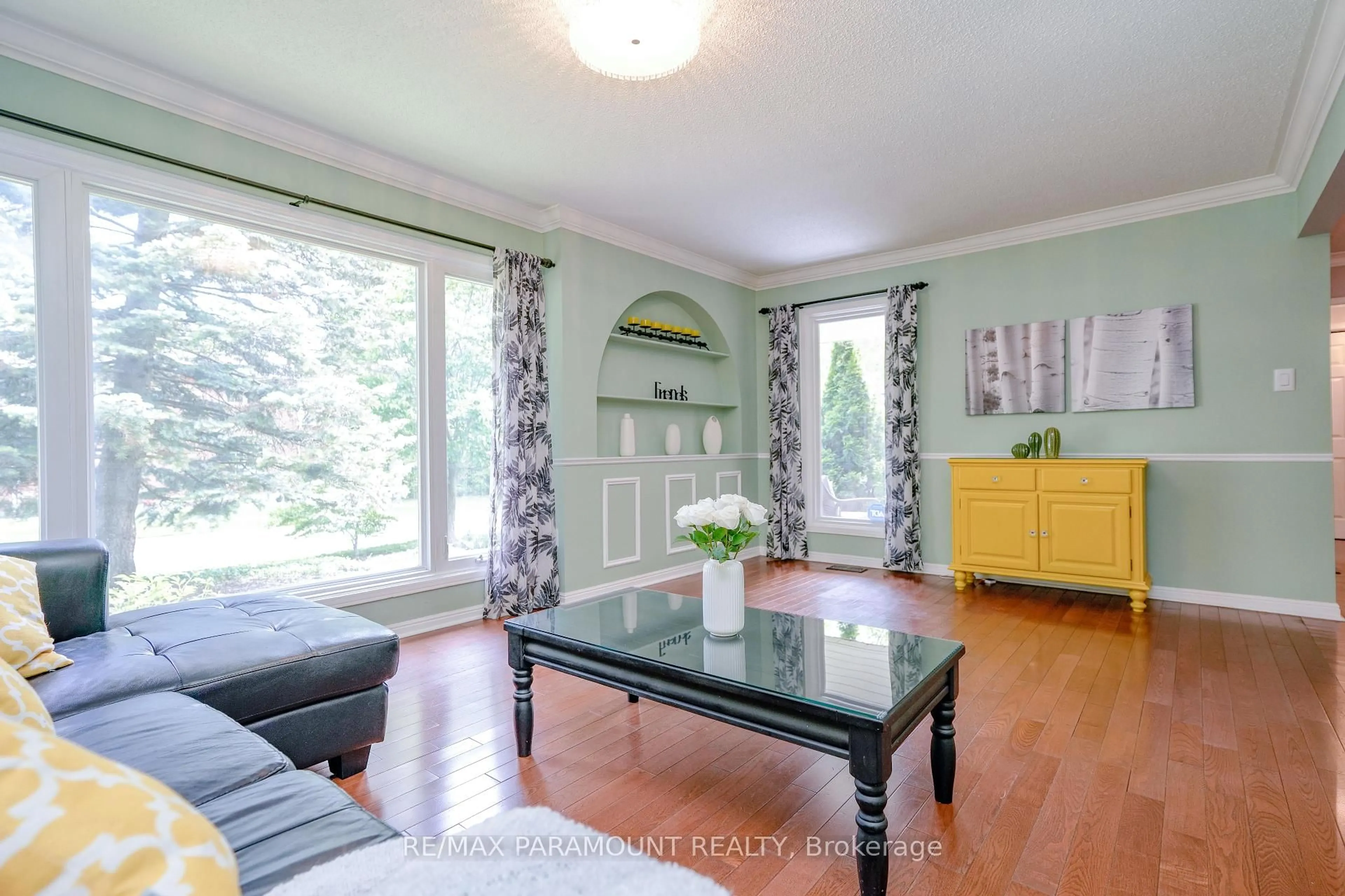 Living room with furniture, wood/laminate floor for 44 Cairnmore Crt, Brampton Ontario L6Z 1T6