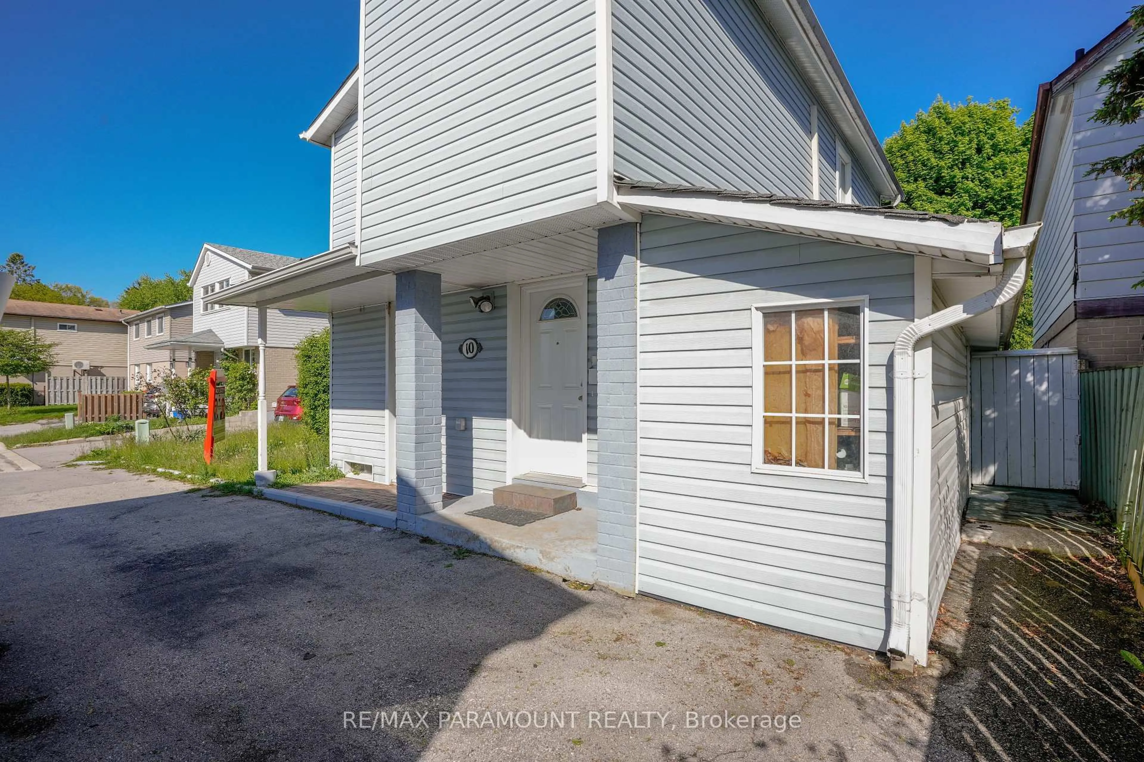 A pic from outside/outdoor area/front of a property/back of a property/a pic from drone, street for 10 Hannibal Sq, Brampton Ontario L6S 1Y5
