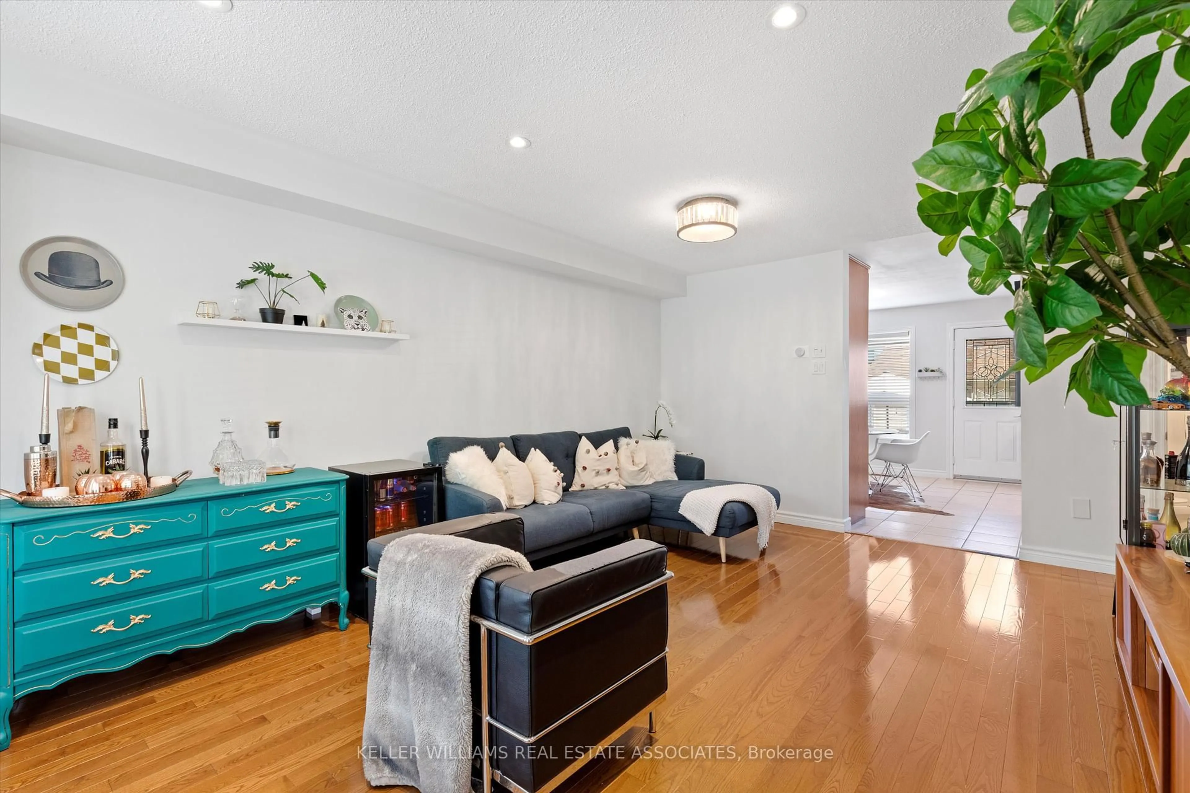Living room with furniture, unknown for 43 Viella St, Toronto Ontario M6N 5C6