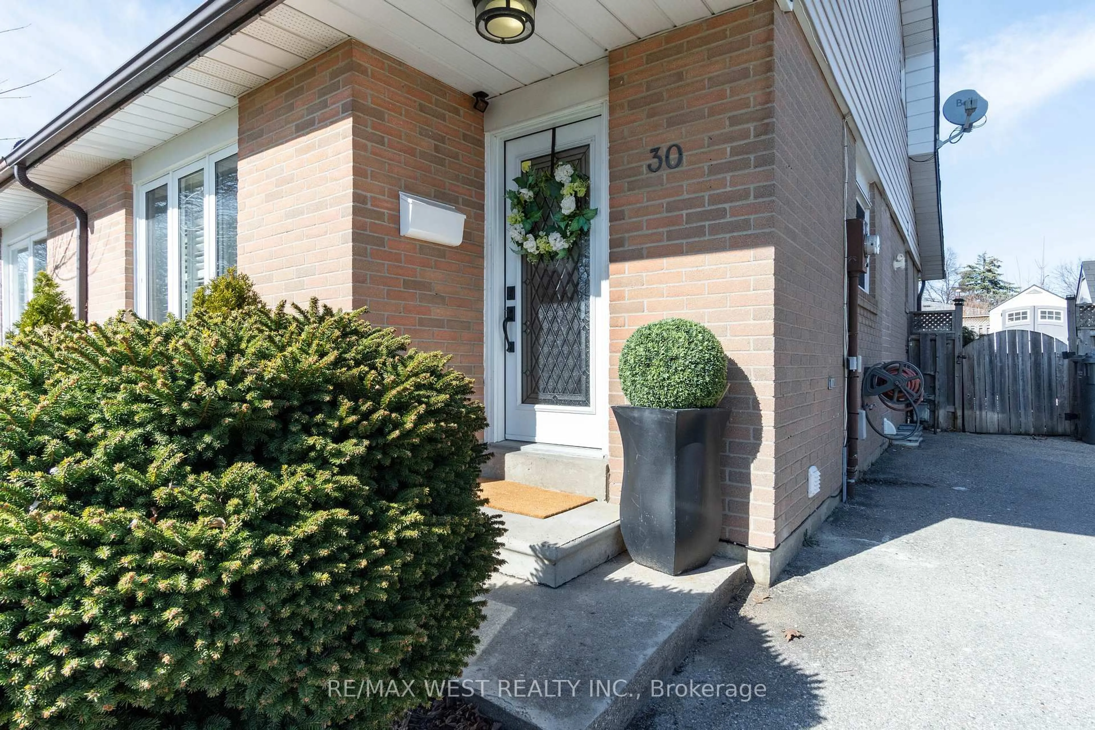 Indoor entryway for 30 Tindale Rd, Brampton Ontario L6V 2G9