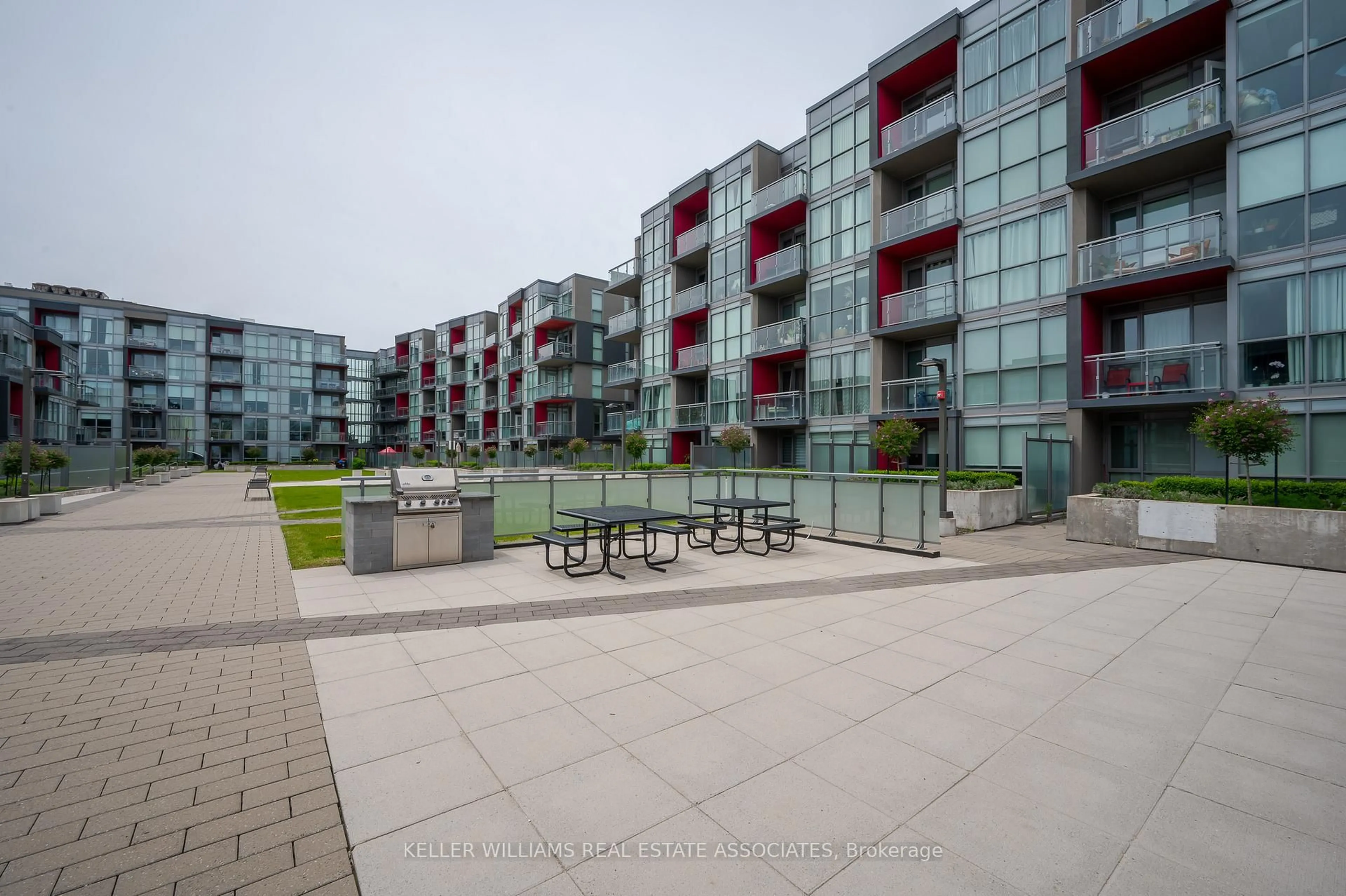 Patio, unknown for 5240 Dundas St #B412, Burlington Ontario L7L 0J6