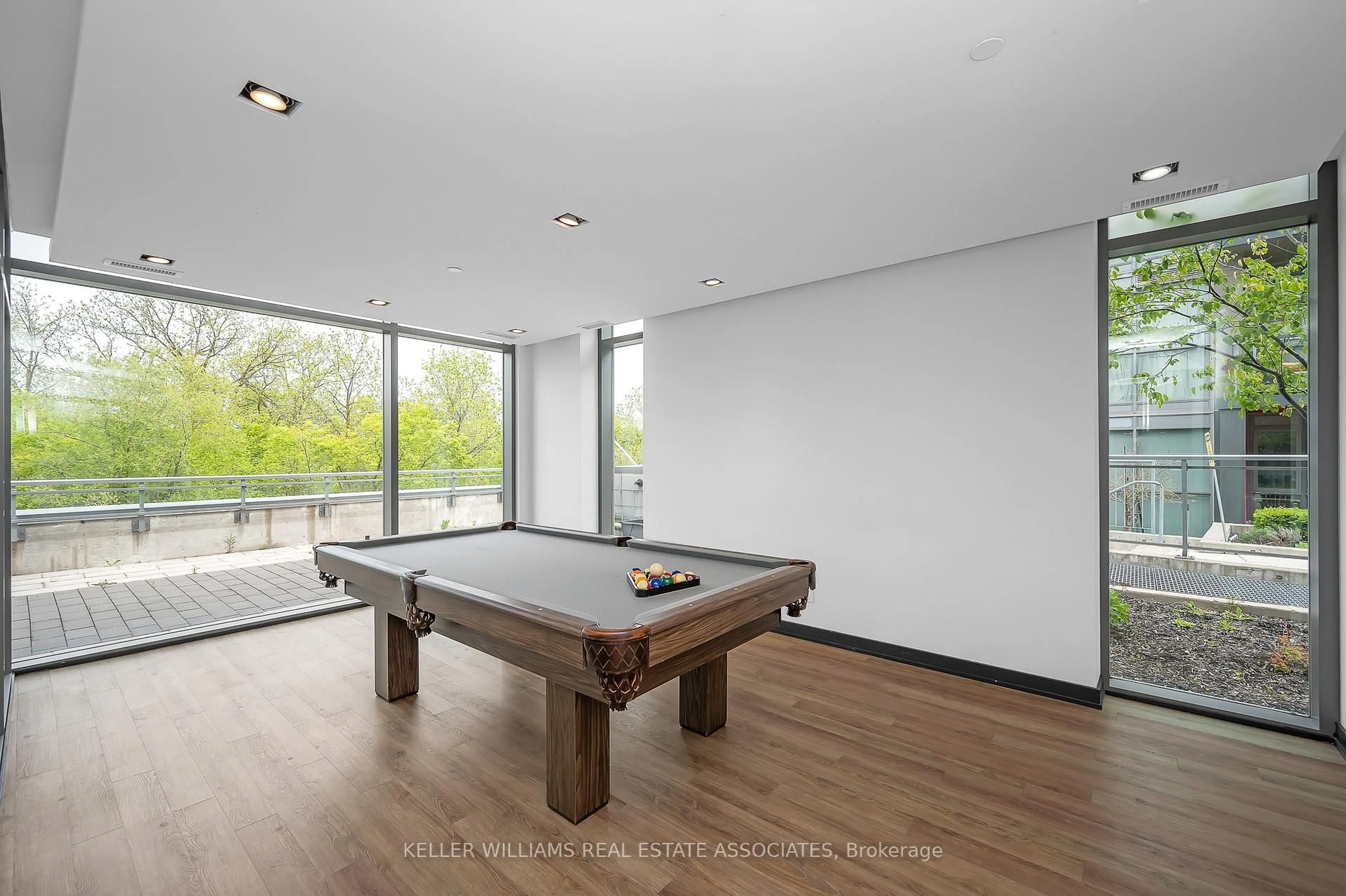 Pool for 5240 Dundas St #B412, Burlington Ontario L7L 0J6