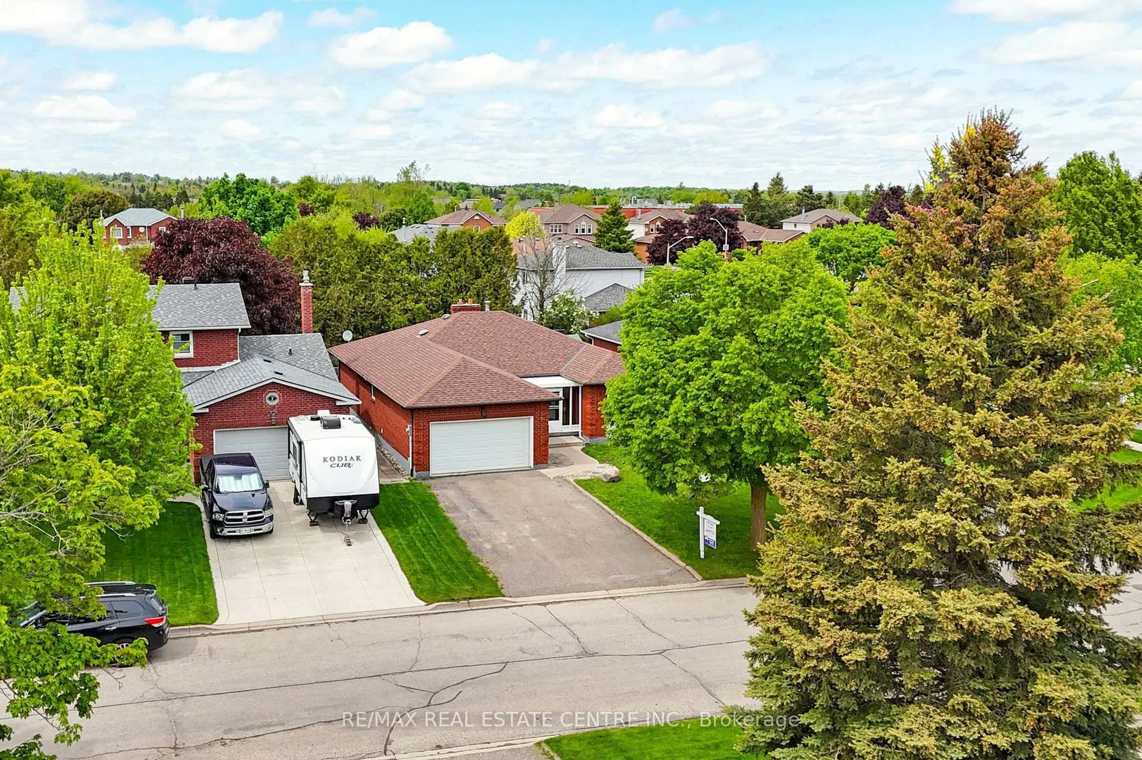 A pic from outside/outdoor area/front of a property/back of a property/a pic from drone, street for 3 Passmore Ave, Orangeville Ontario L9W 4C9