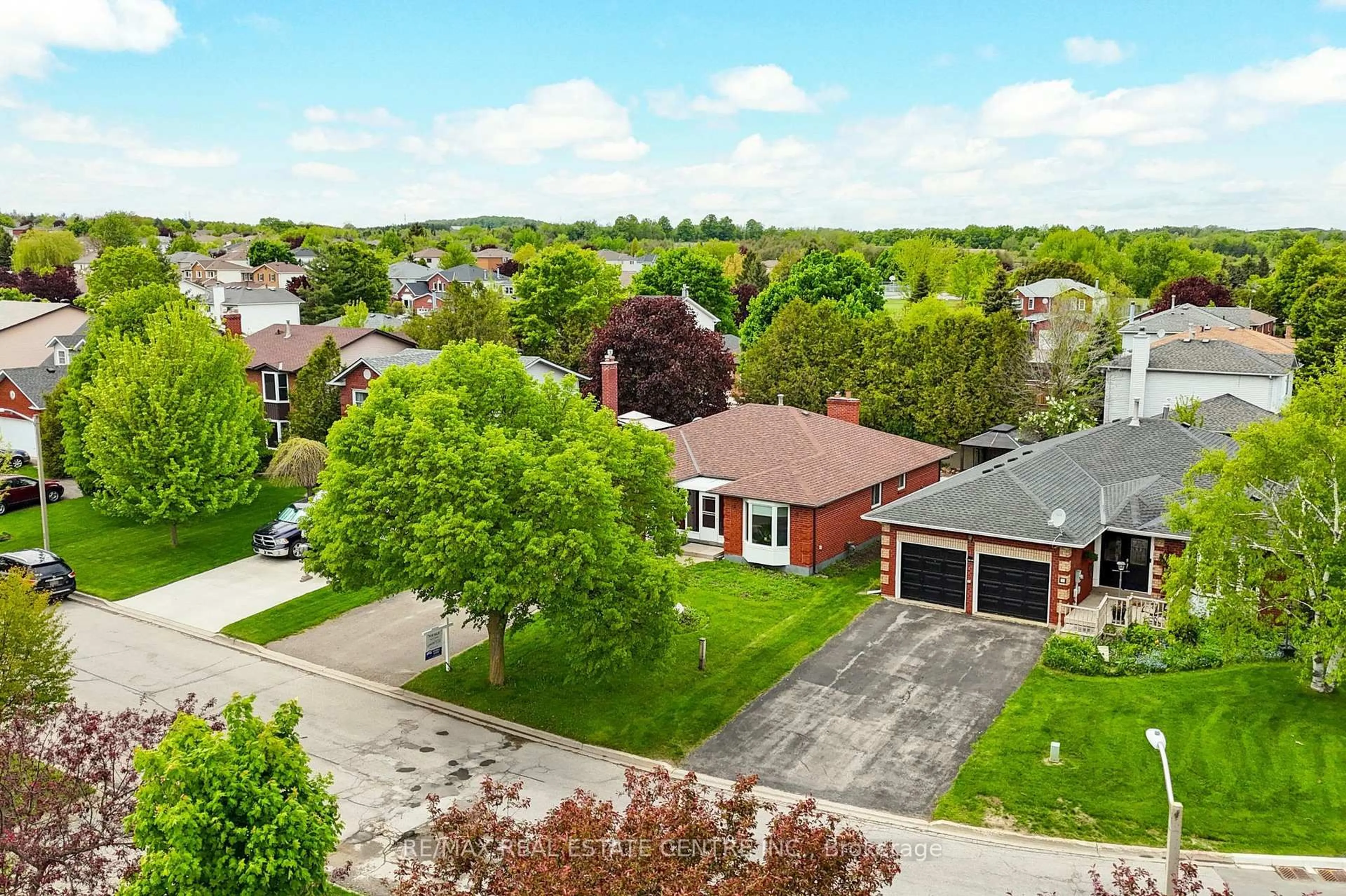 A pic from outside/outdoor area/front of a property/back of a property/a pic from drone, street for 3 Passmore Ave, Orangeville Ontario L9W 4C9