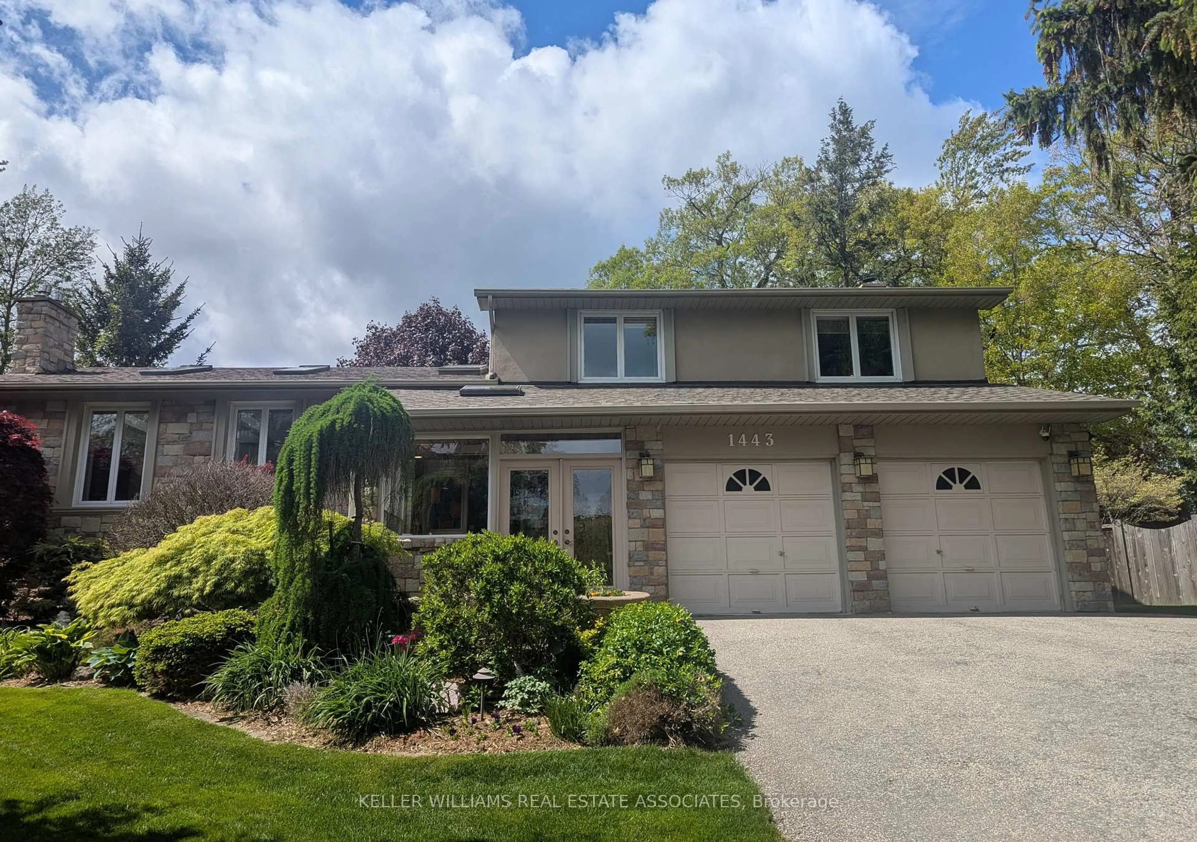 Home with vinyl exterior material, street for 1443 Birchwood Dr, Mississauga Ontario L5J 1T3