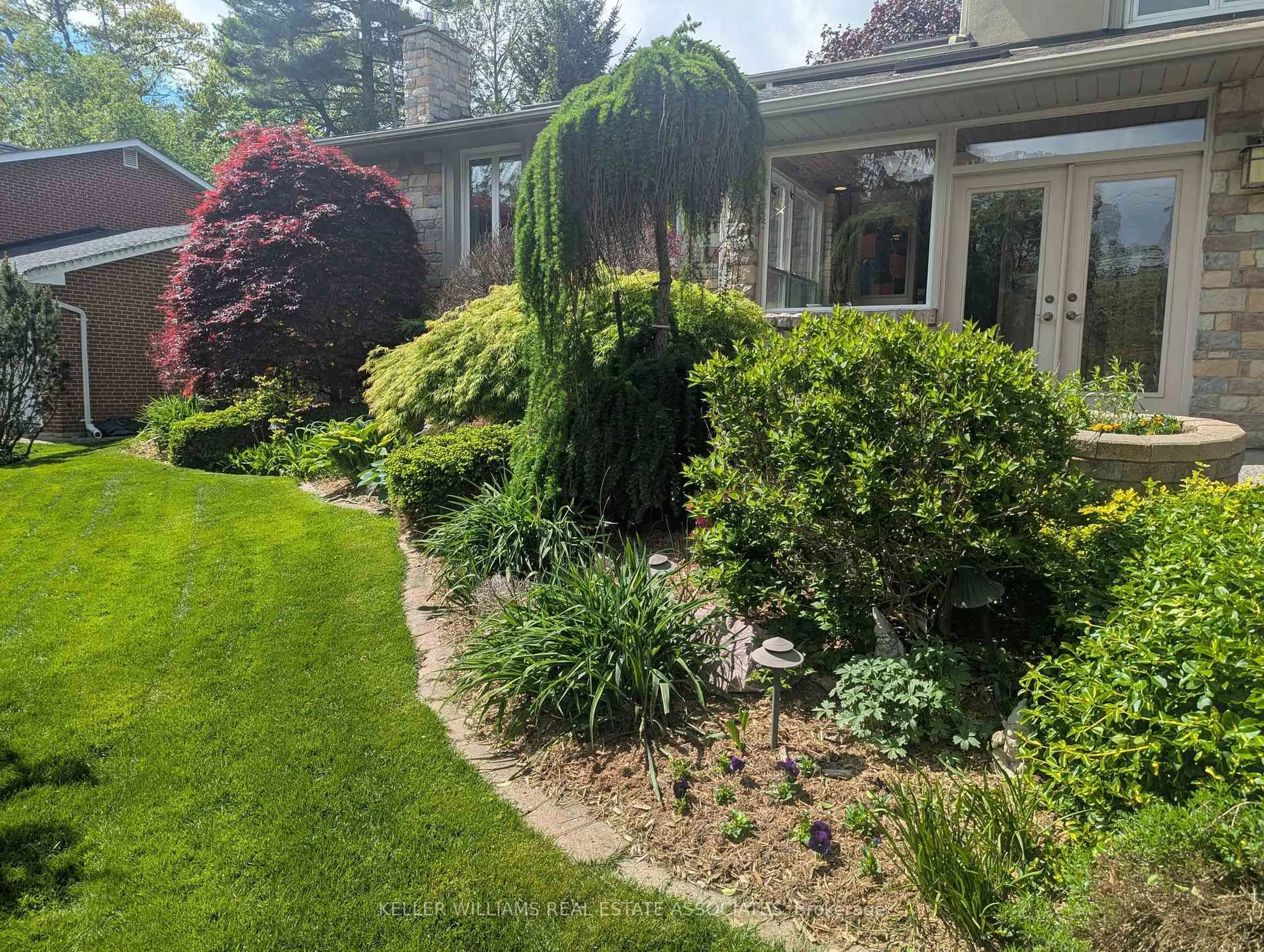 A pic from outside/outdoor area/front of a property/back of a property/a pic from drone, street for 1443 Birchwood Dr, Mississauga Ontario L5J 1T3