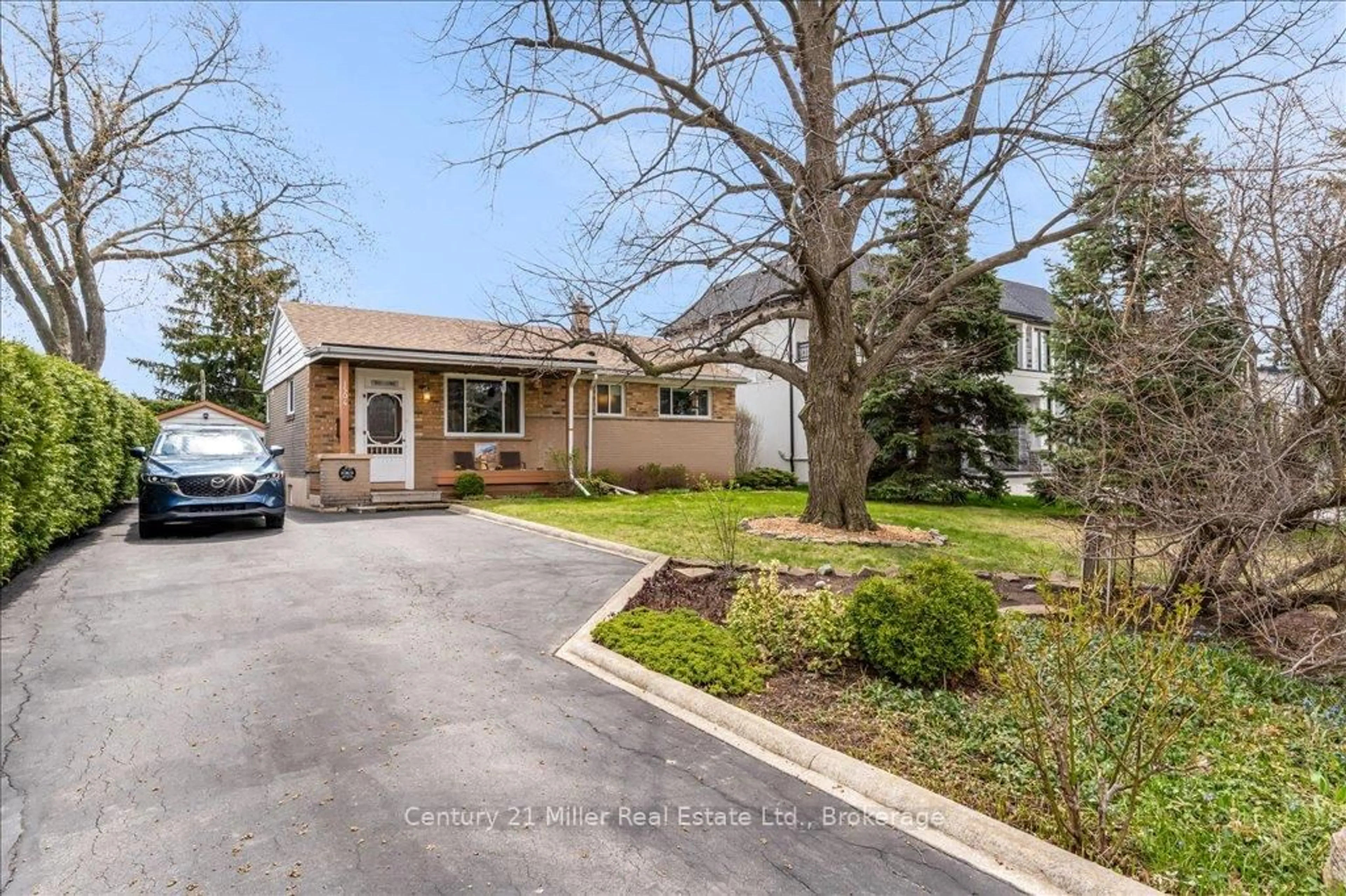 A pic from outside/outdoor area/front of a property/back of a property/a pic from drone, street for 1504 Bridge Rd, Oakville Ontario L6L 2E3