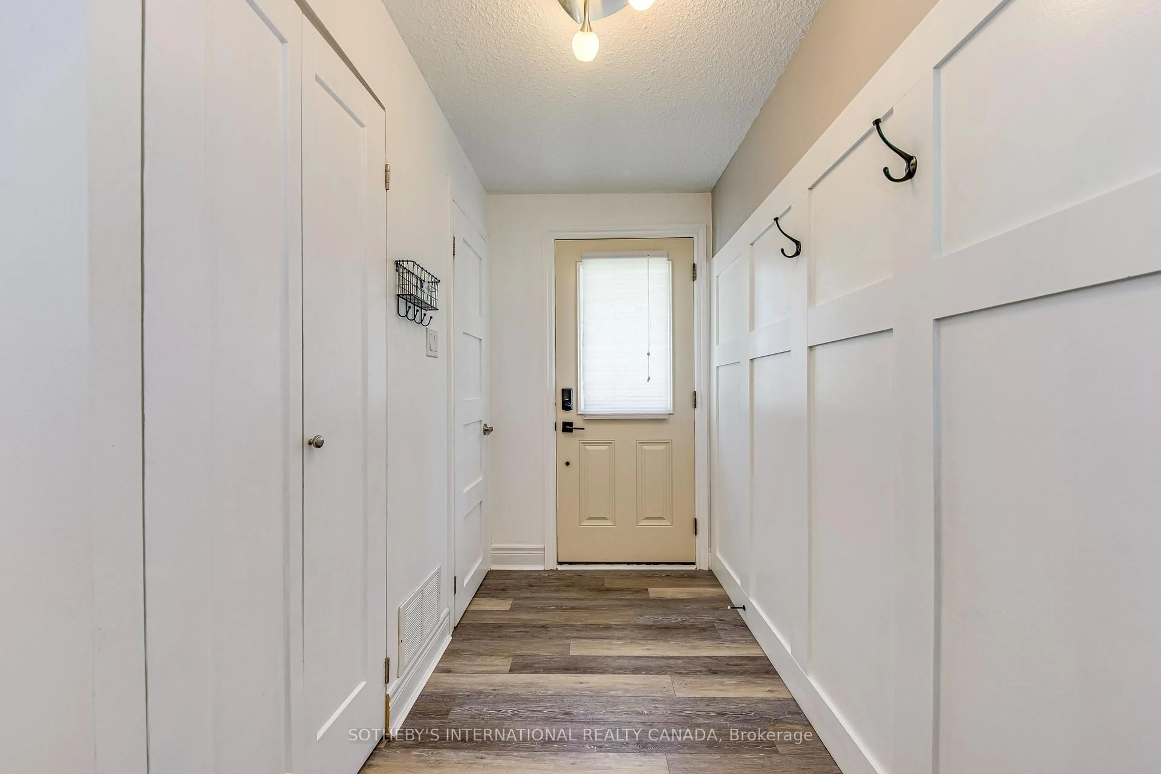 Indoor entryway for 6187 Townwood Crt, Mississauga Ontario L5N 2L4
