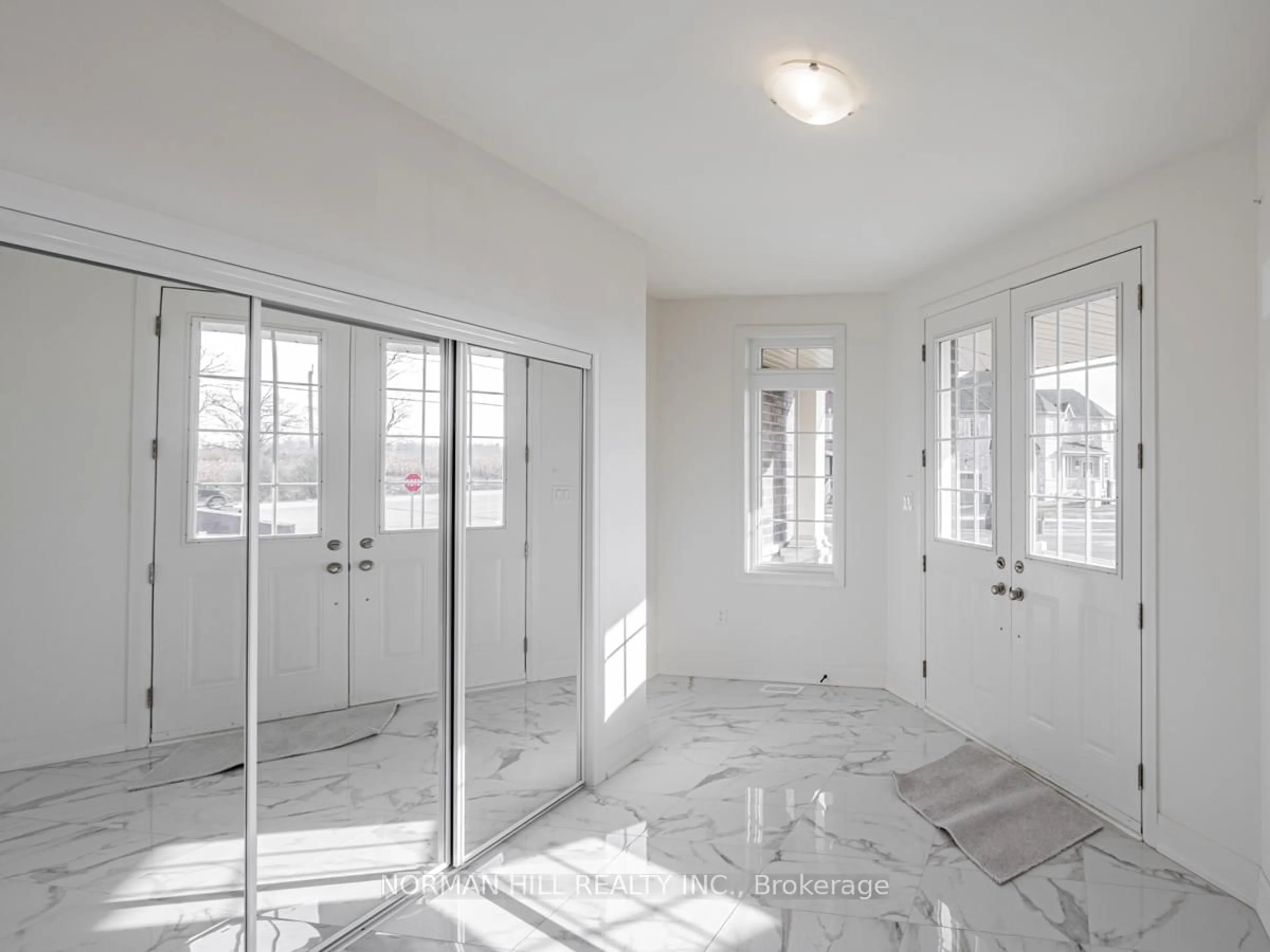 Indoor entryway for 433 Royal West Dr, Brampton Ontario L6X 0B3
