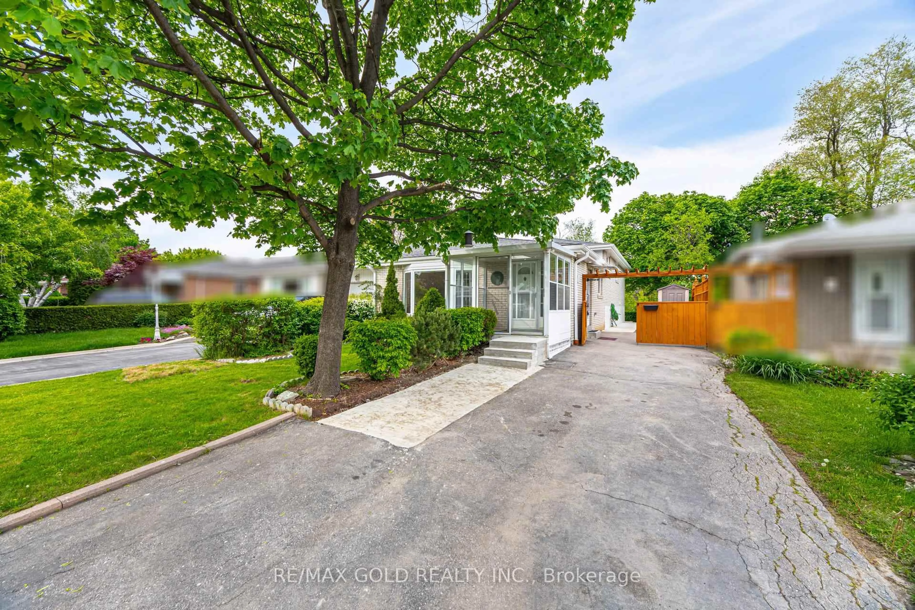 A pic from outside/outdoor area/front of a property/back of a property/a pic from drone, street for 45 Darlington Cres, Brampton Ontario L6T 2Z1