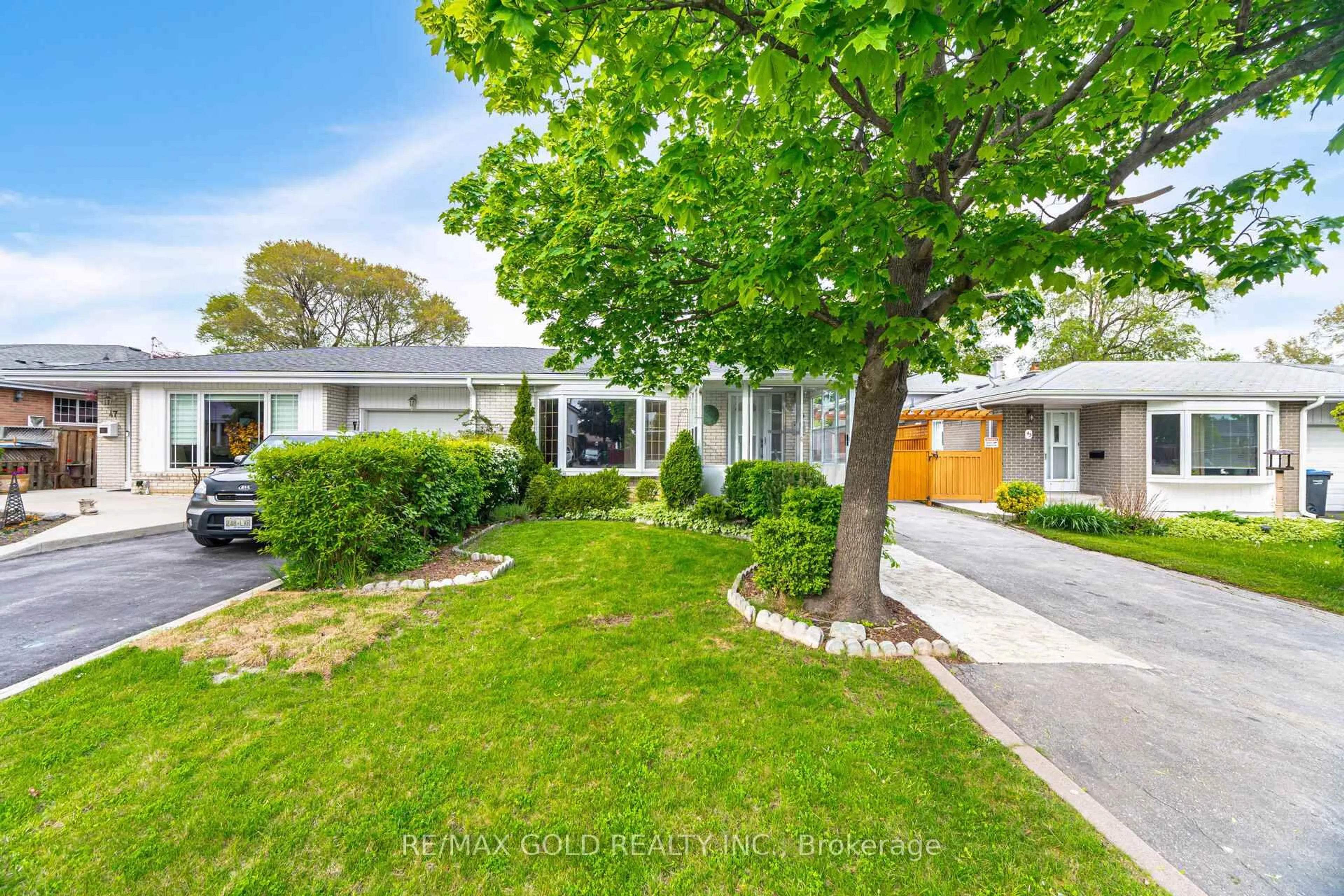 A pic from outside/outdoor area/front of a property/back of a property/a pic from drone, street for 45 Darlington Cres, Brampton Ontario L6T 2Z1