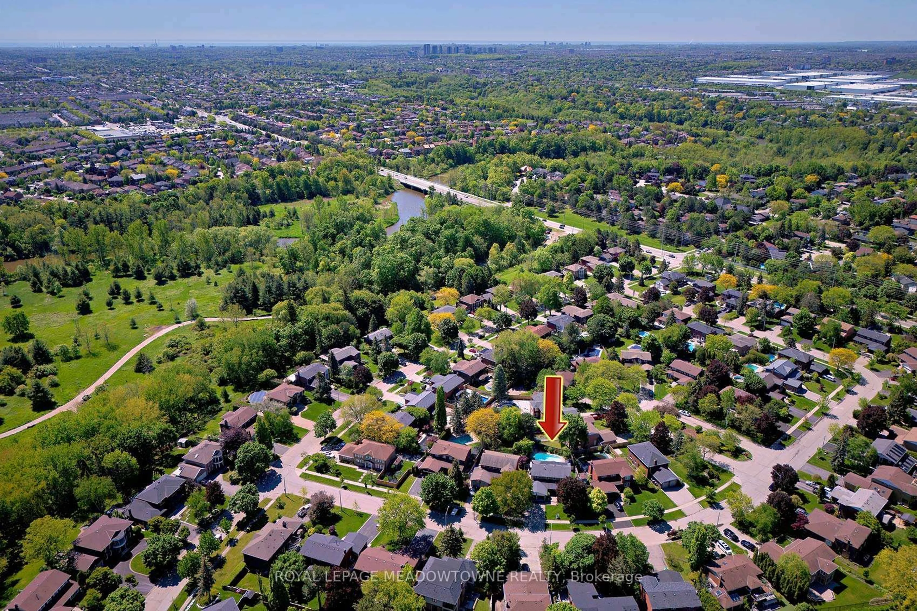 A pic from outside/outdoor area/front of a property/back of a property/a pic from drone, street for 41 Steen Dr, Mississauga Ontario L5N 2V3
