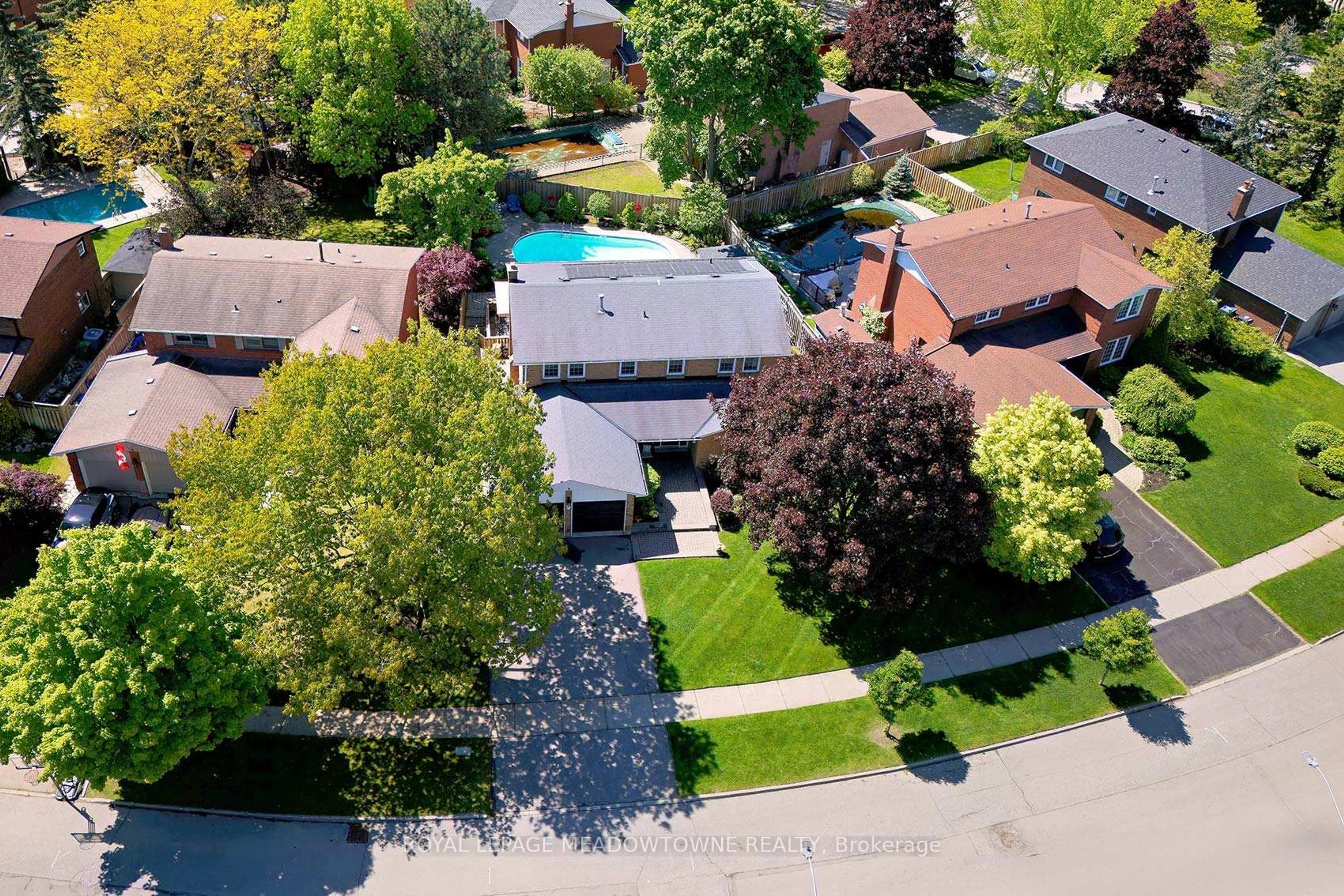A pic from outside/outdoor area/front of a property/back of a property/a pic from drone, street for 41 Steen Dr, Mississauga Ontario L5N 2V3