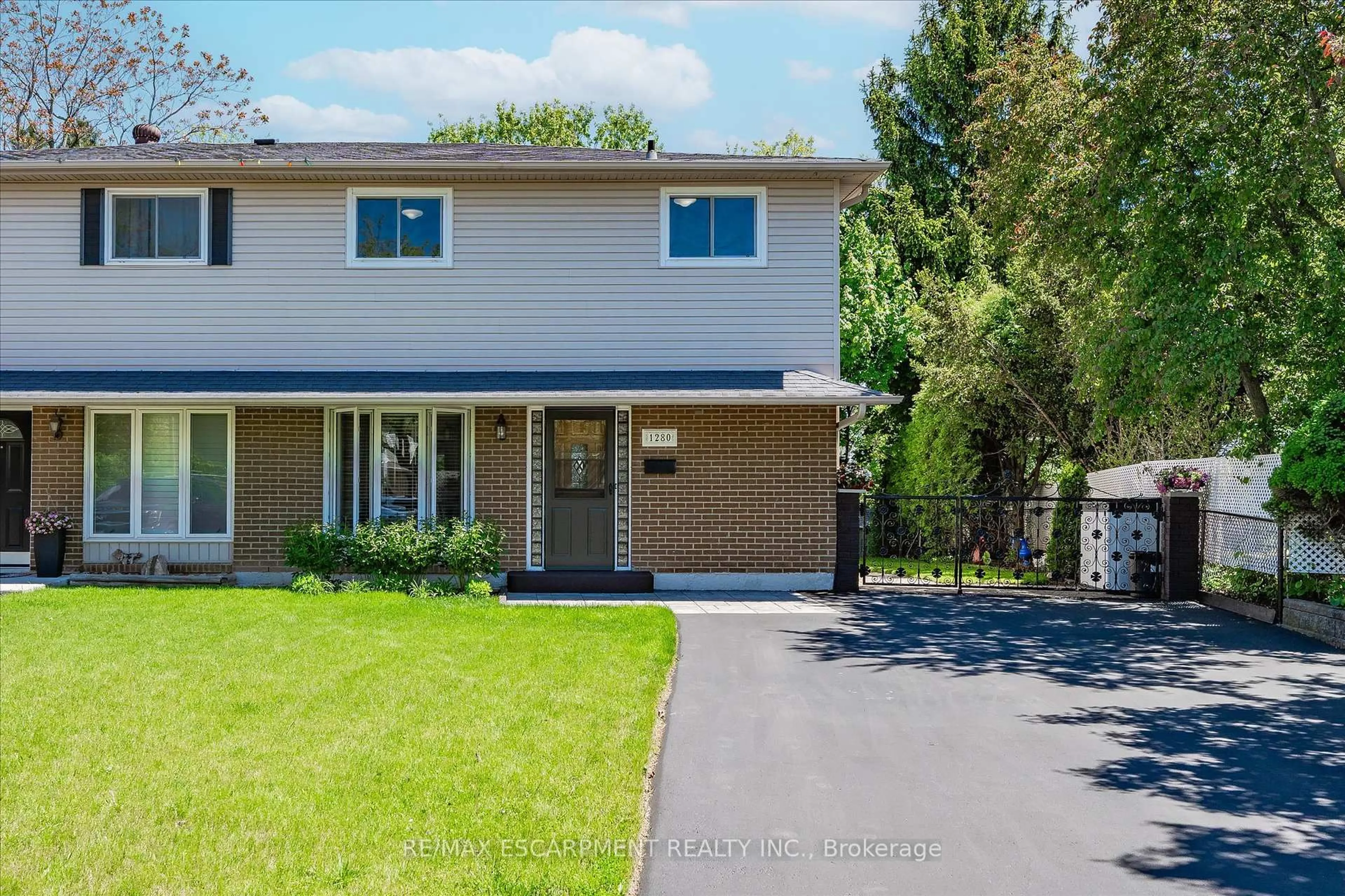 A pic from outside/outdoor area/front of a property/back of a property/a pic from drone, street for 1280 CONSORT Cres, Burlington Ontario L7M 1J7