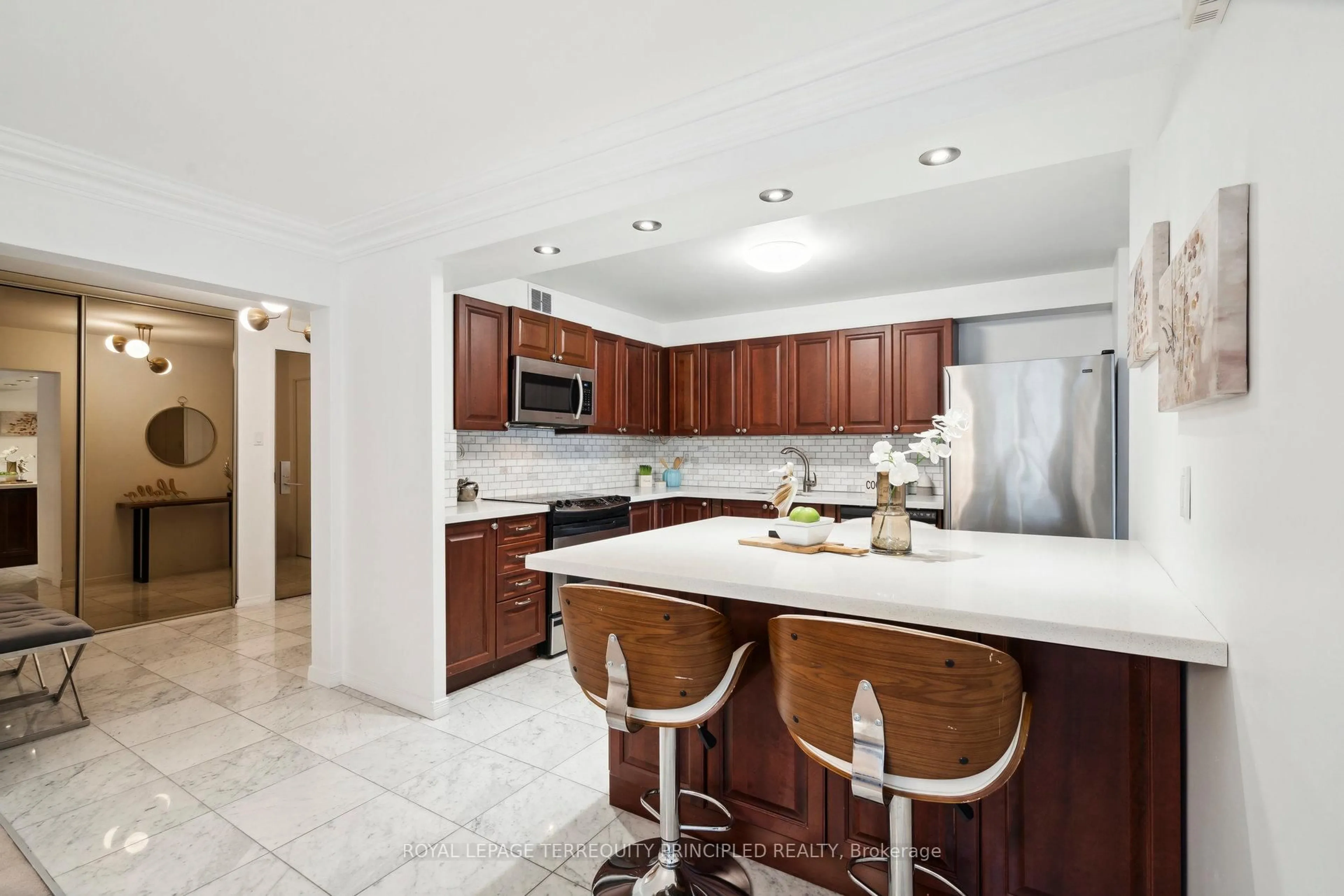 Open concept kitchen, ceramic/tile floor for 1400 Dixie Rd #315, Mississauga Ontario L5E 3E1