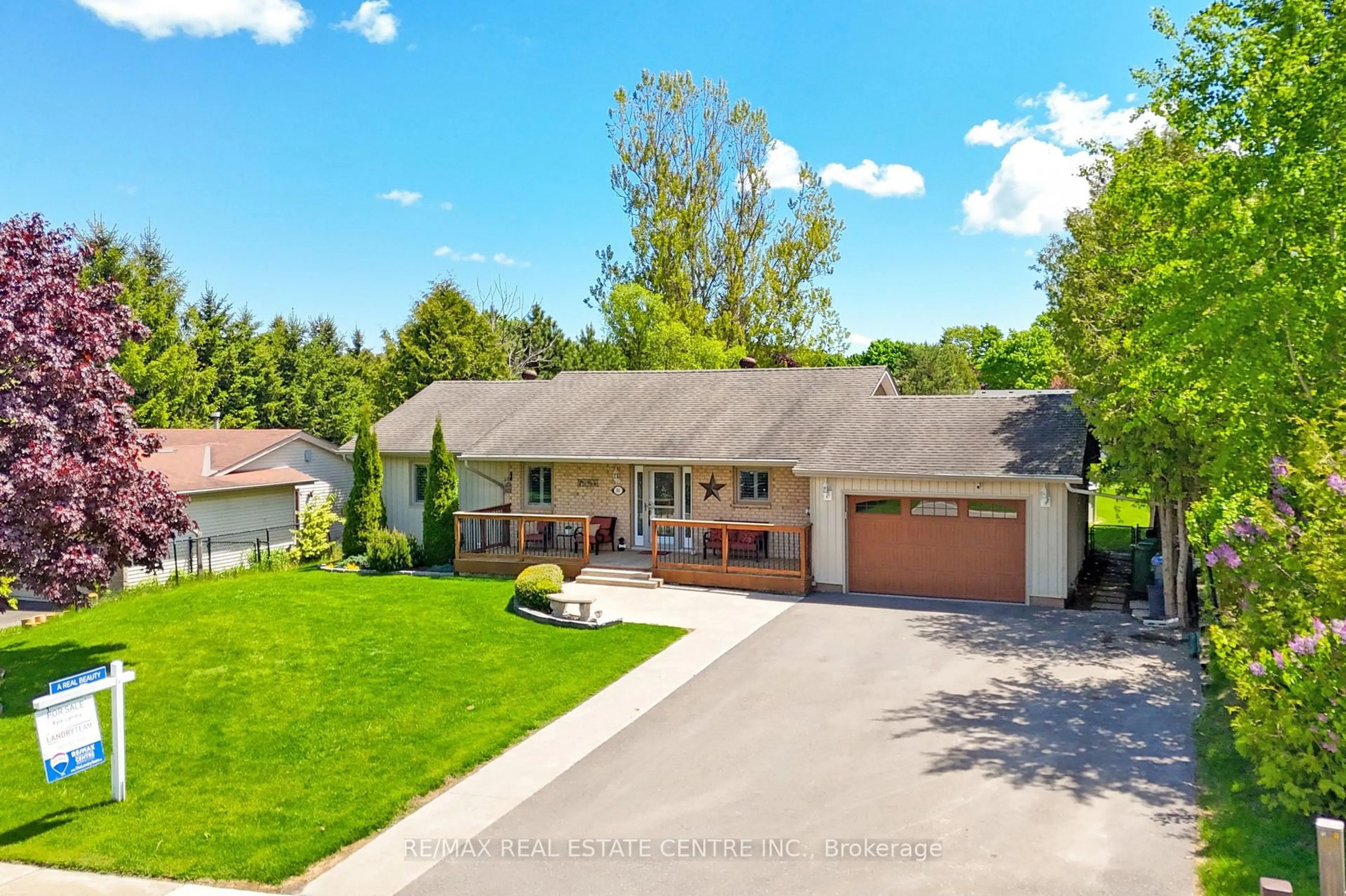 A pic from outside/outdoor area/front of a property/back of a property/a pic from drone, street for 31 Dod's Dr, Caledon Ontario L7K 0C7
