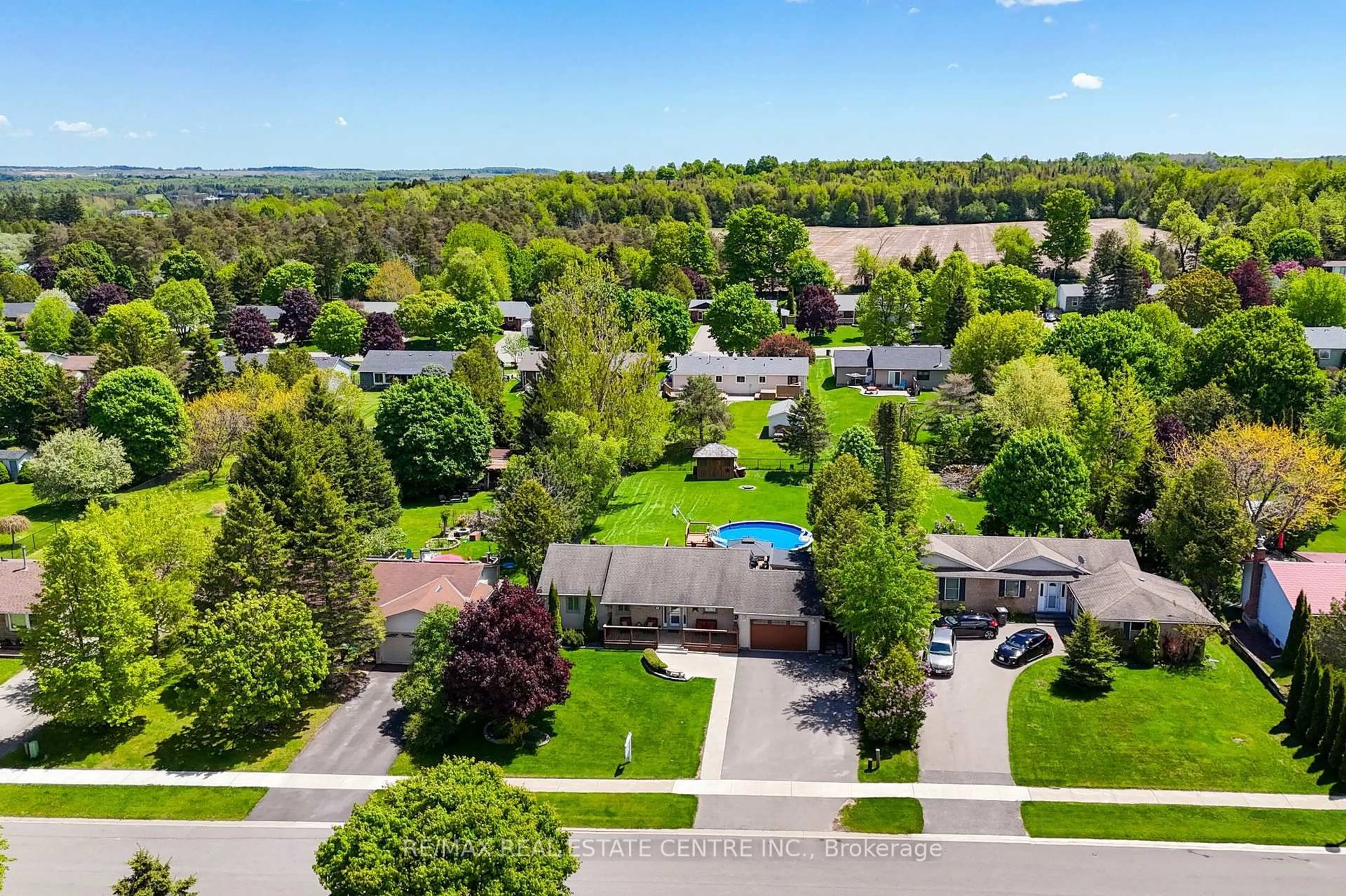 A pic from outside/outdoor area/front of a property/back of a property/a pic from drone, mountain view for 31 Dod's Dr, Caledon Ontario L7K 0C7