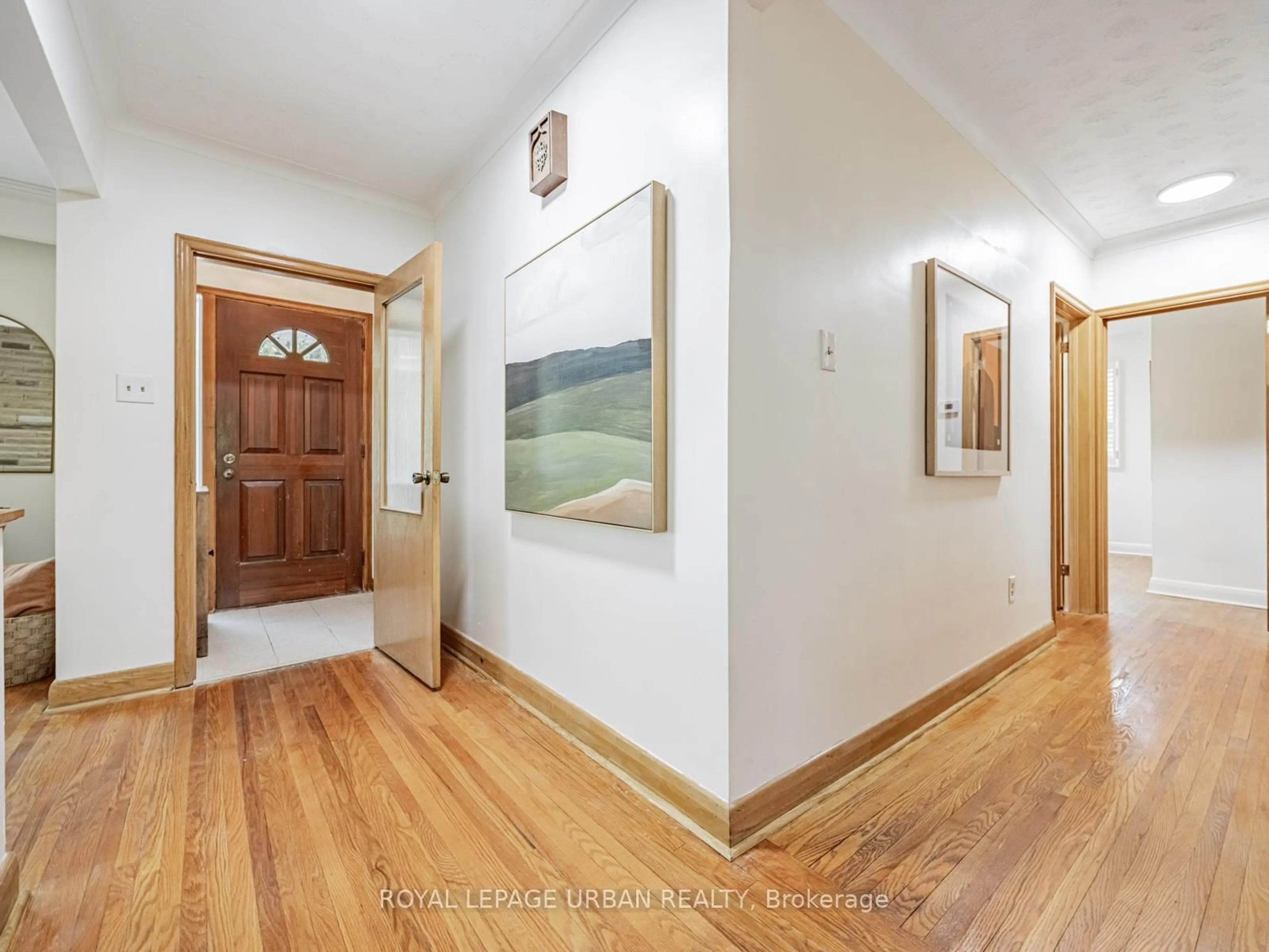 Indoor foyer for 85 Farningham Cres, Toronto Ontario M9B 3B7