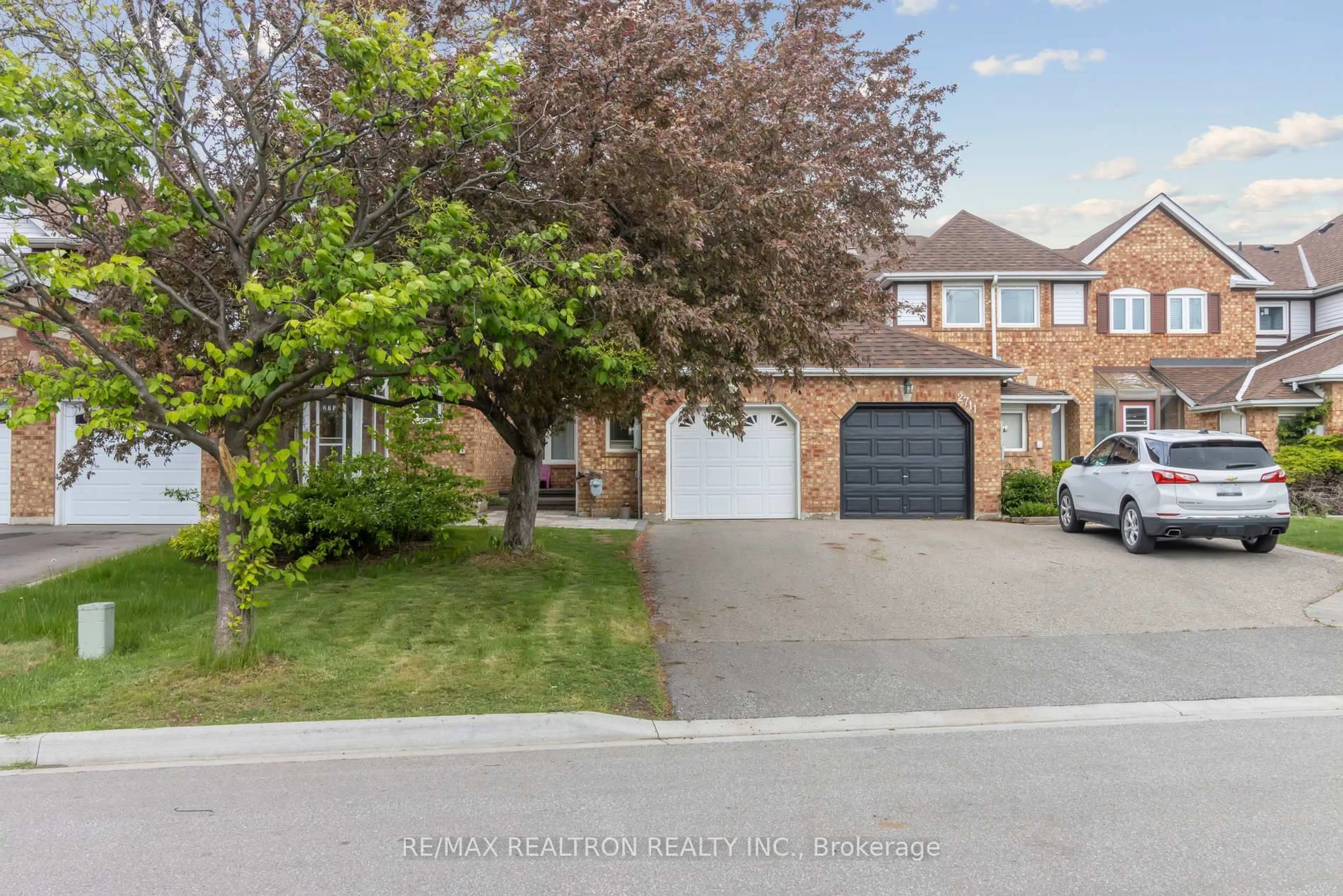 A pic from outside/outdoor area/front of a property/back of a property/a pic from drone, street for 2713 Lindholm Cres, Mississauga Ontario L5M 4P6