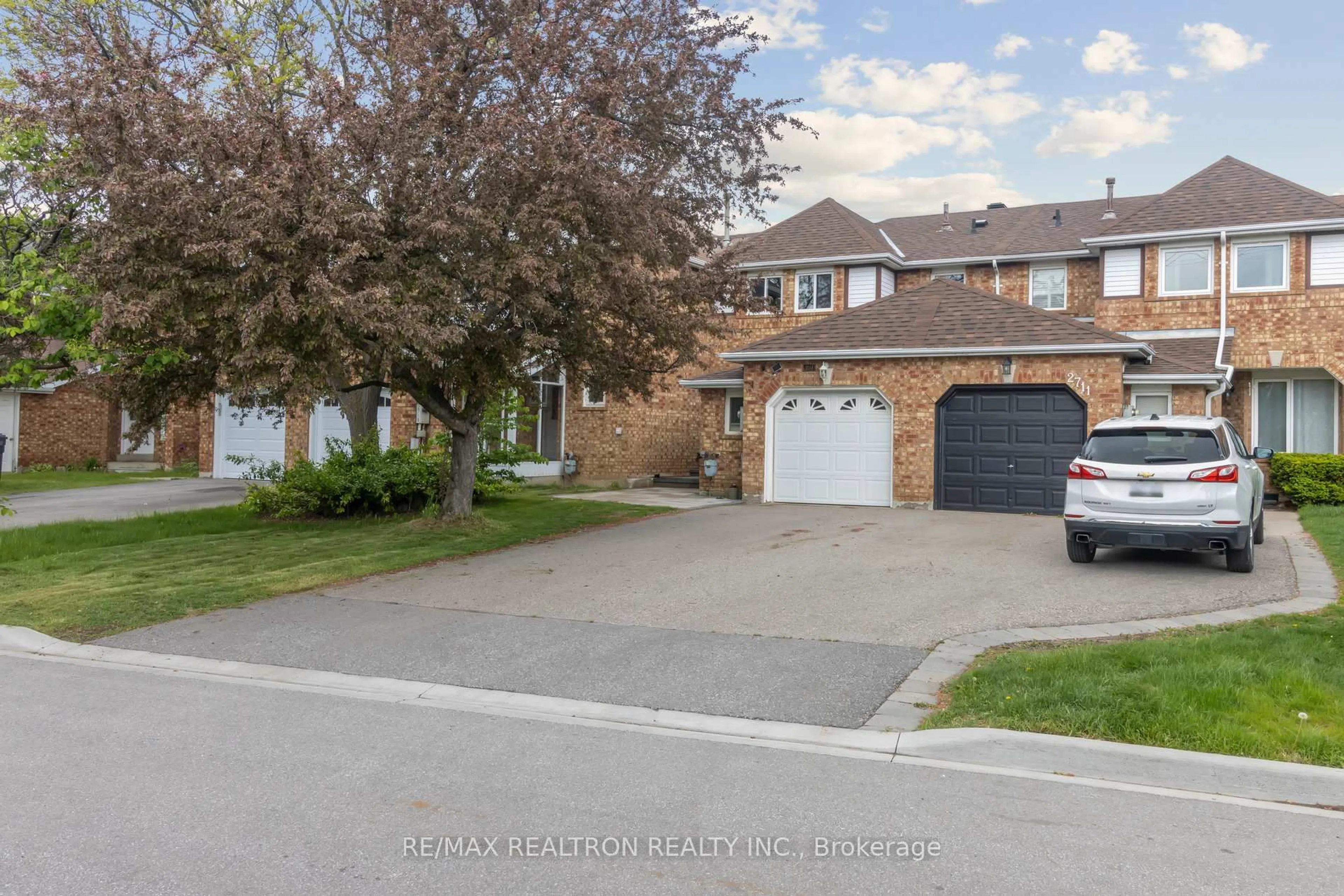 A pic from outside/outdoor area/front of a property/back of a property/a pic from drone, street for 2713 Lindholm Cres, Mississauga Ontario L5M 4P6