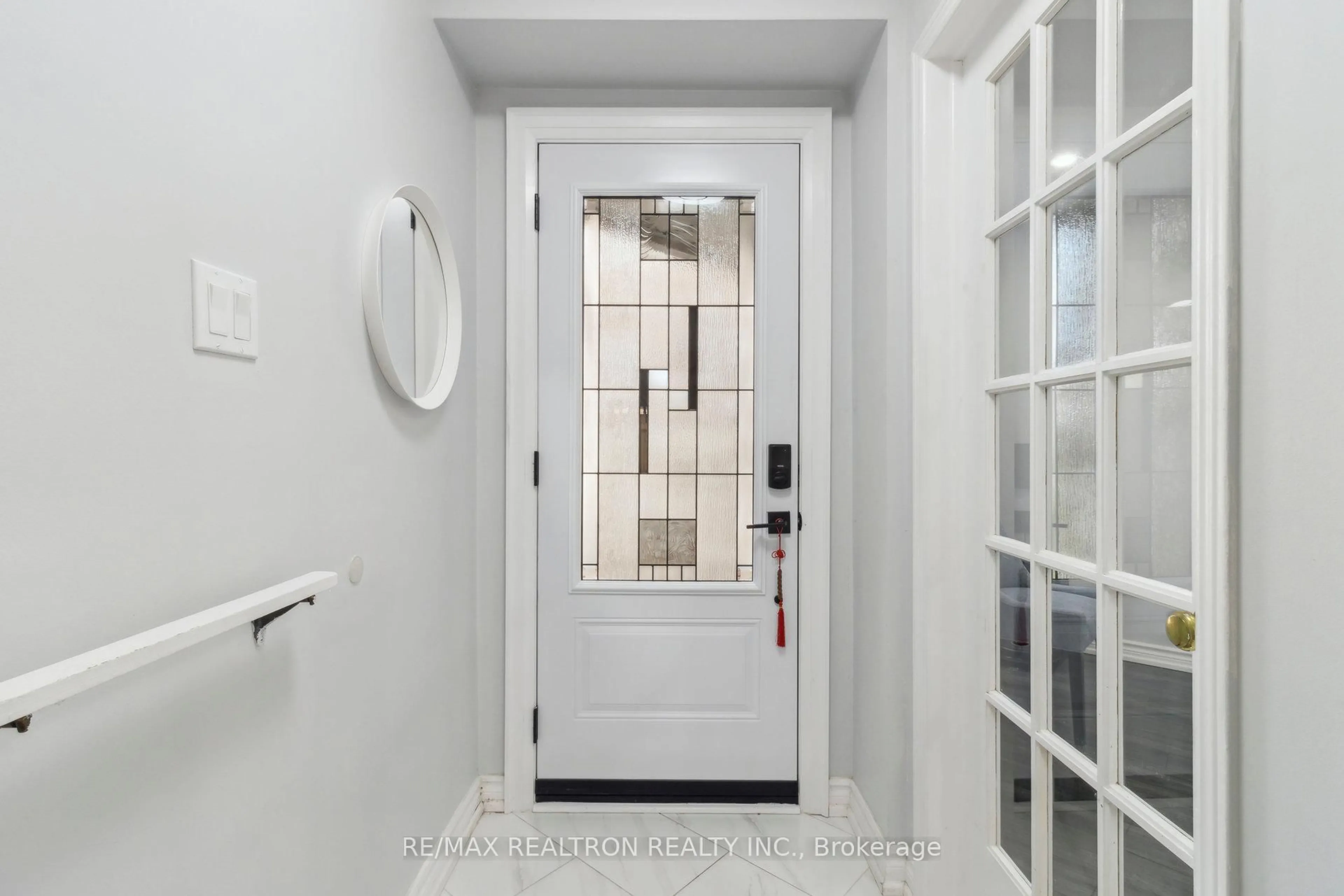 Indoor entryway for 2713 Lindholm Cres, Mississauga Ontario L5M 4P6