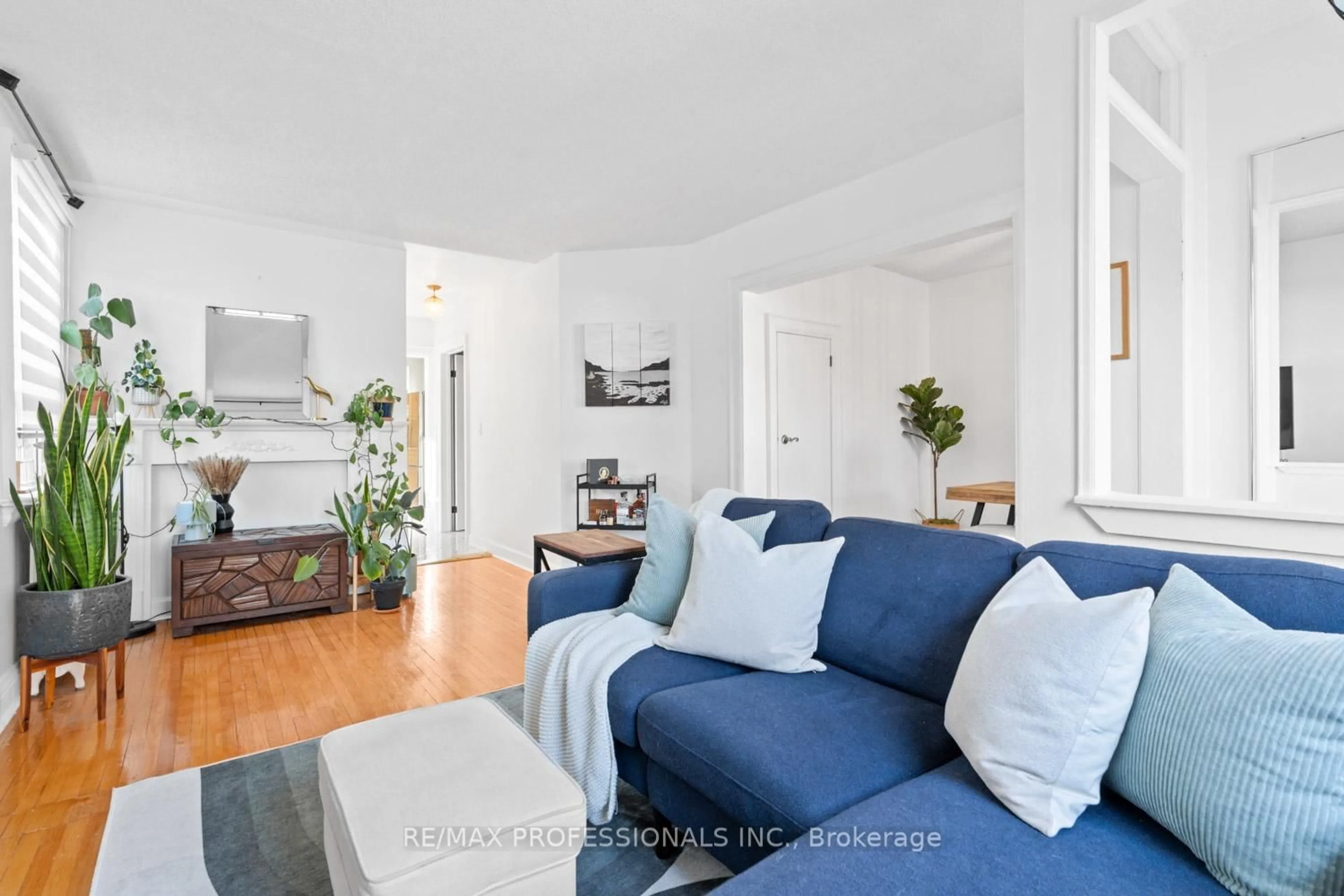 Living room with furniture, unknown for 53 Beechborough Ave, Toronto Ontario M6M 1Z4