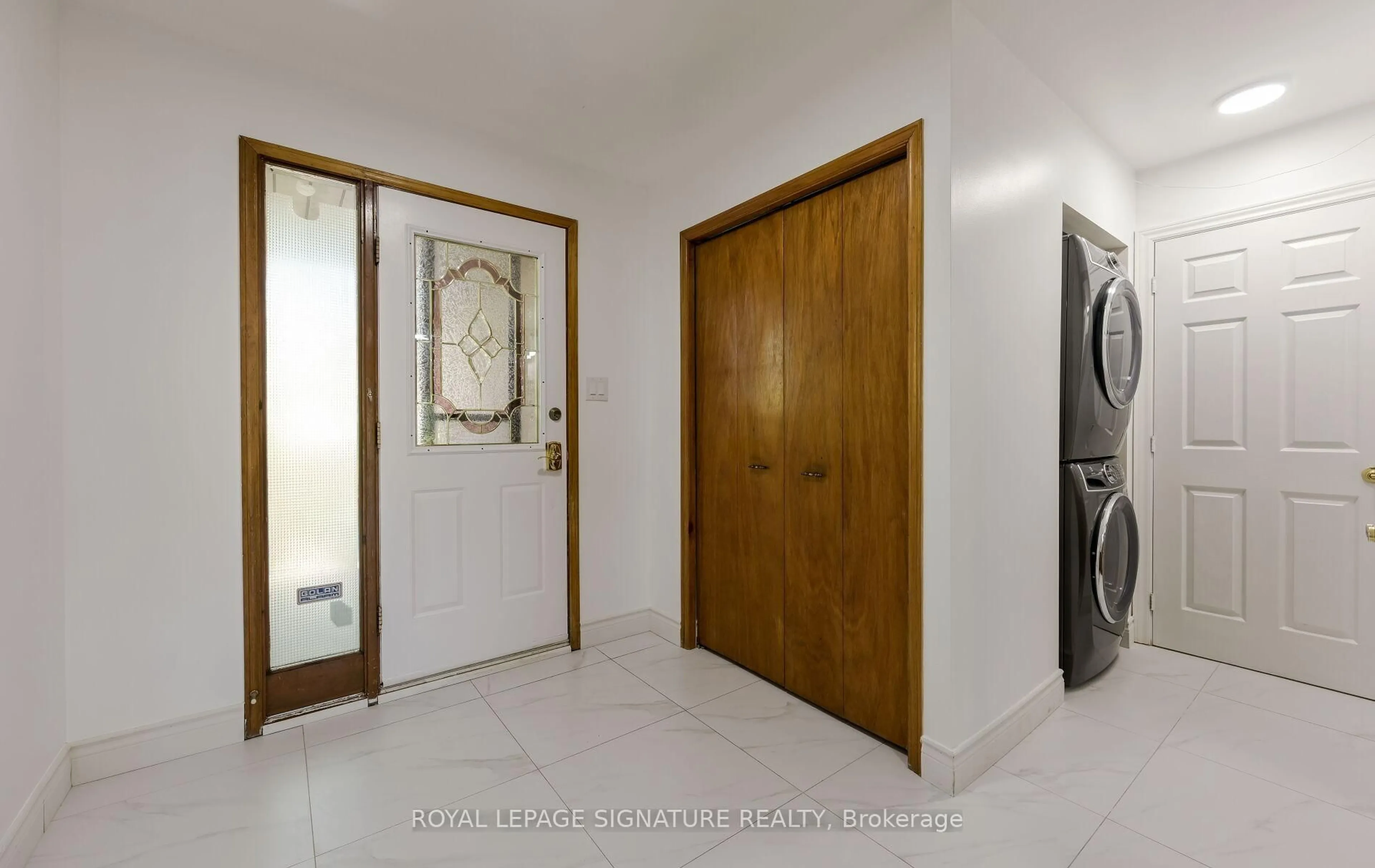 Indoor entryway for 4213 Tea Garden Circ, Mississauga Ontario L5B 2Z1