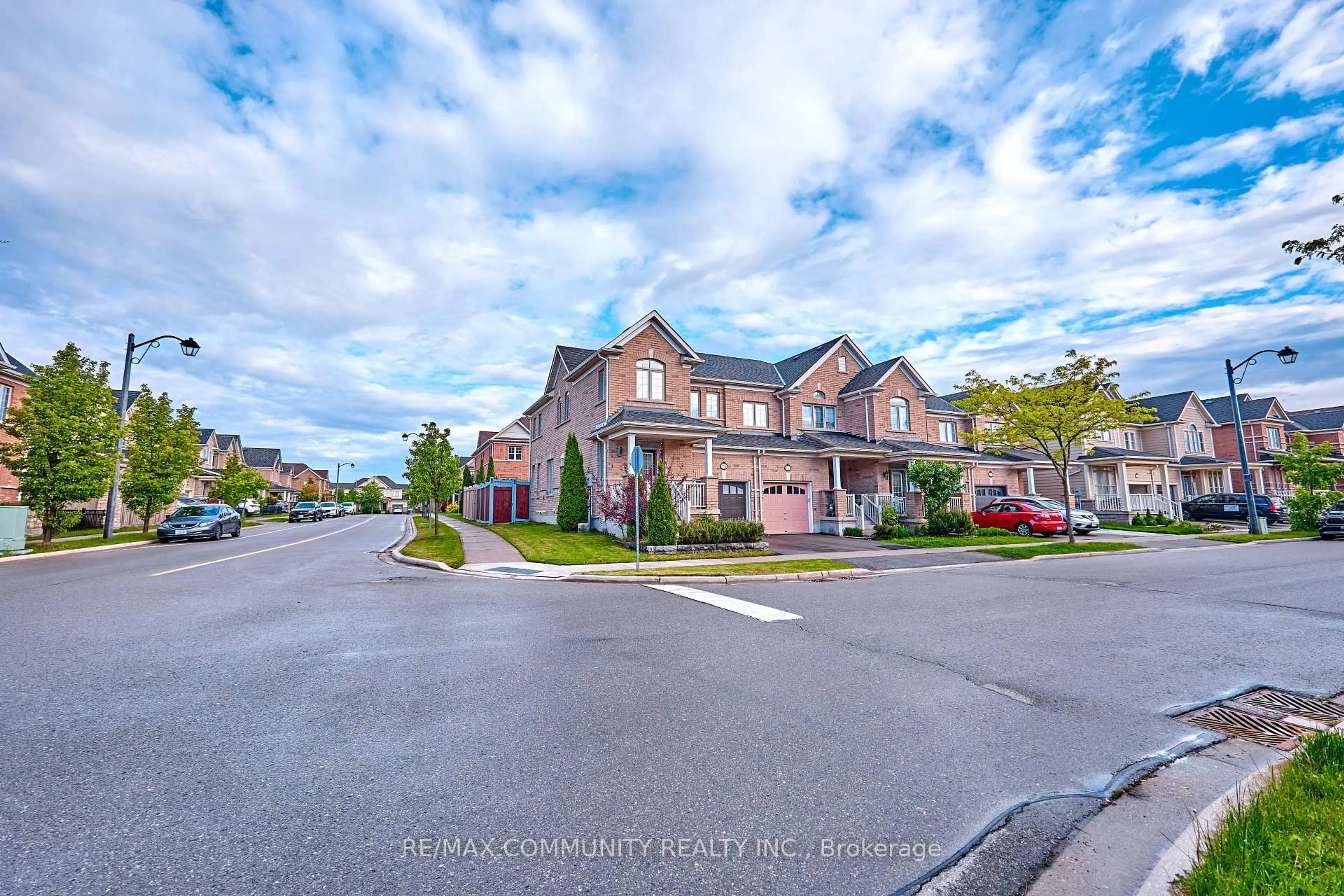 A pic from outside/outdoor area/front of a property/back of a property/a pic from drone, street for 96 Kendall Dr, Milton Ontario L9T 0R5
