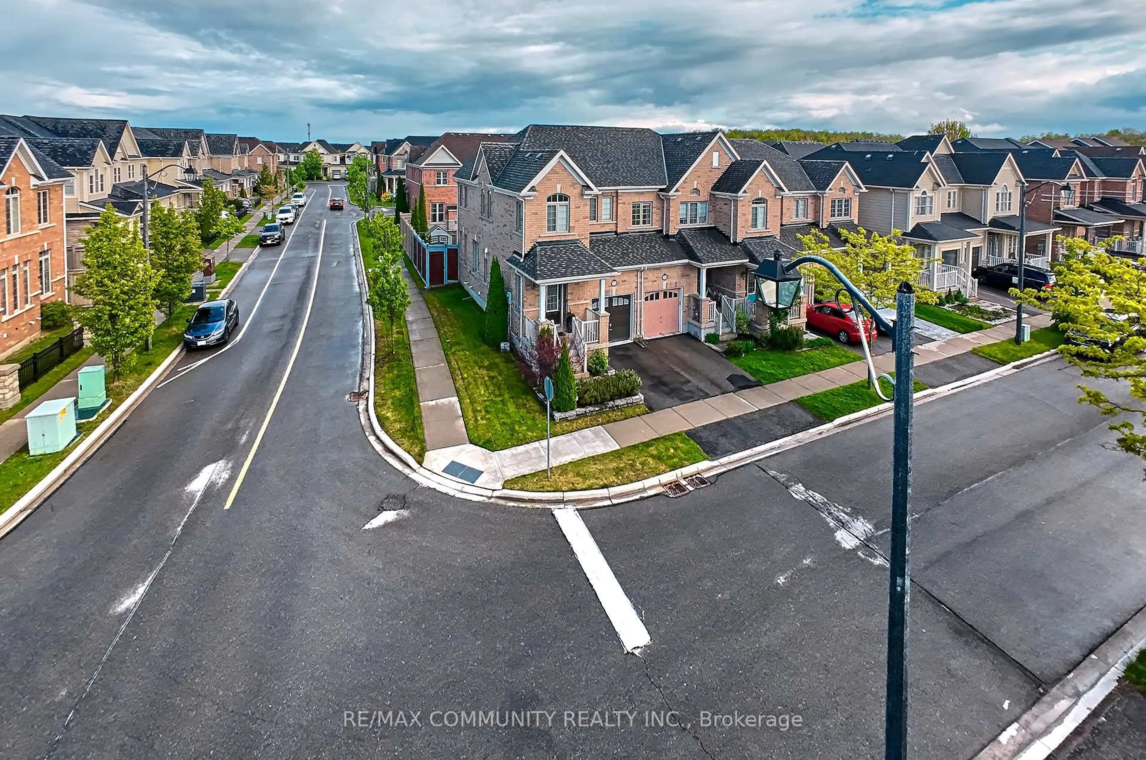 A pic from outside/outdoor area/front of a property/back of a property/a pic from drone, street for 96 Kendall Dr, Milton Ontario L9T 0R5