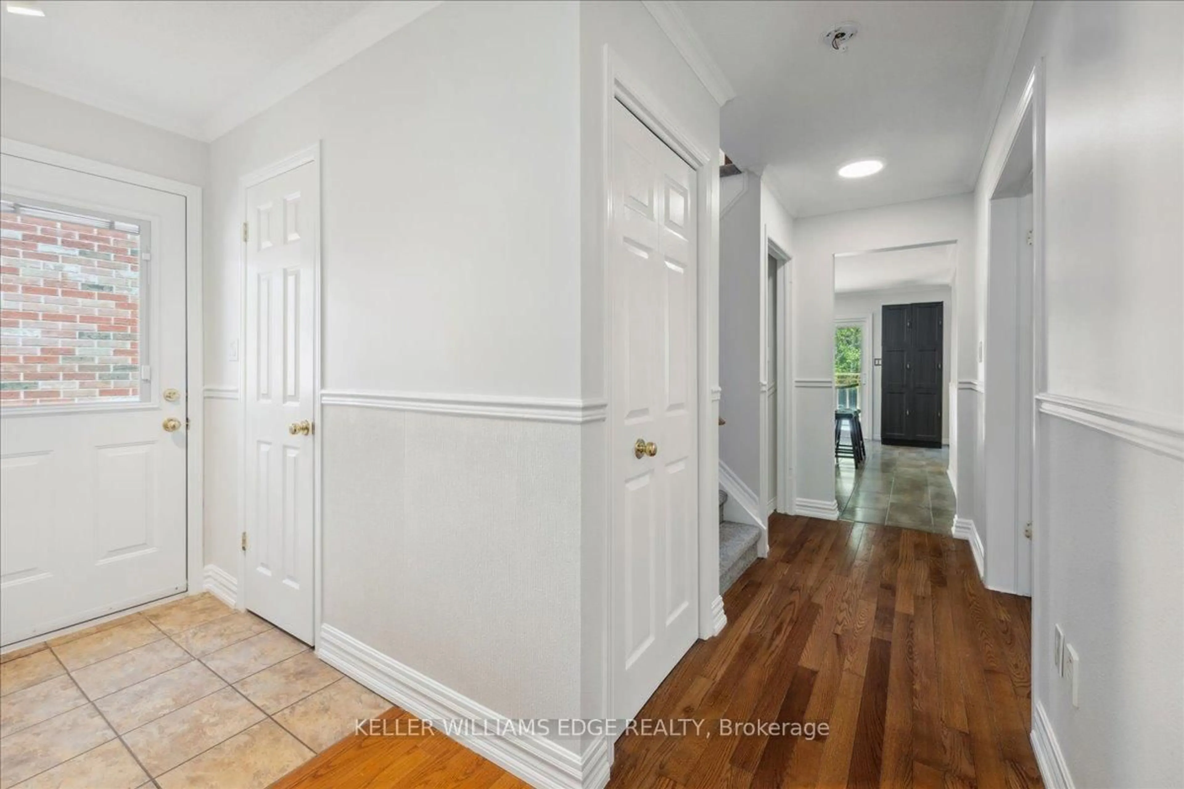 Indoor entryway for 4150 Bianca Forest Dr, Burlington Ontario L7M 4L5