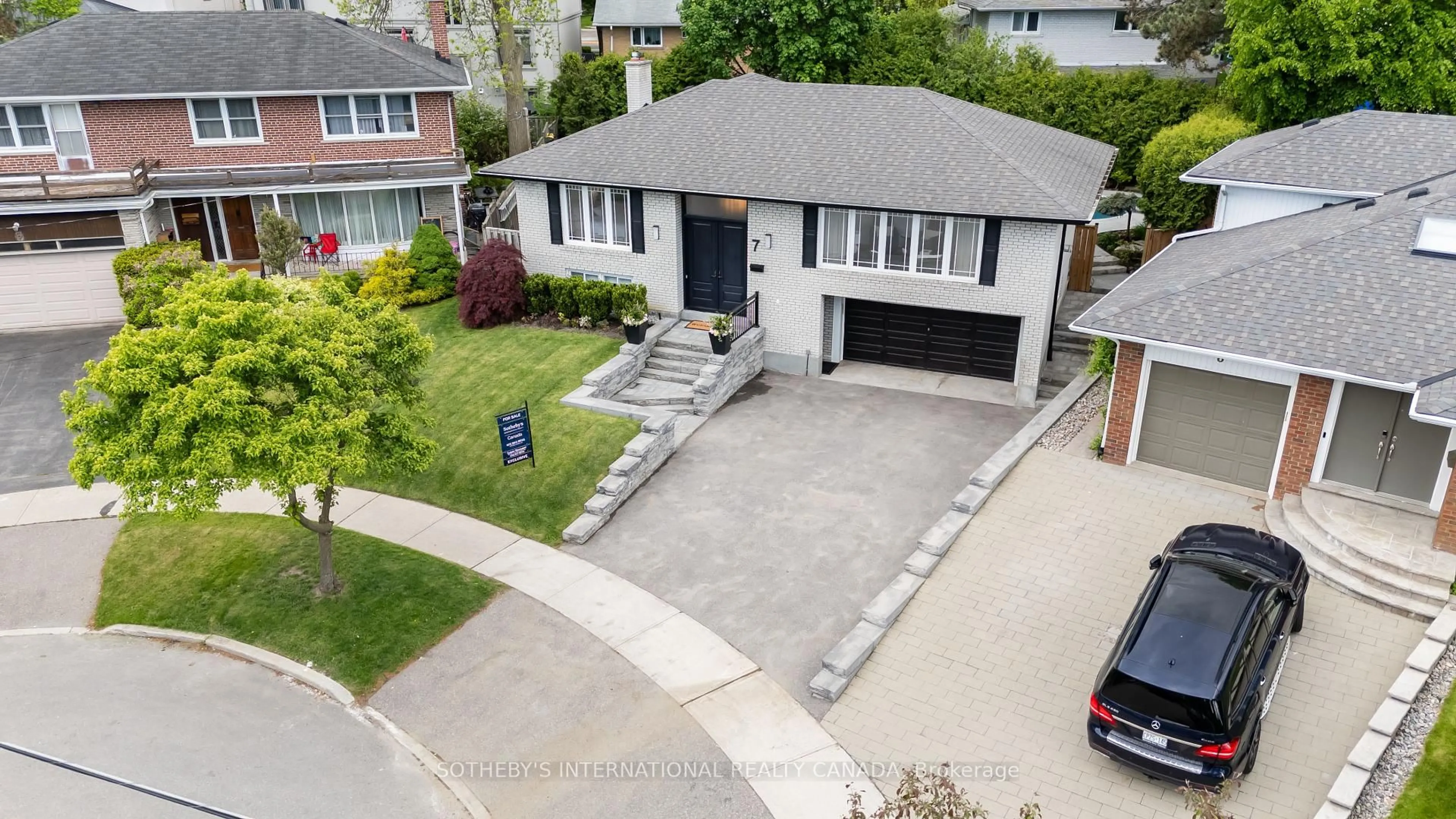 A pic from outside/outdoor area/front of a property/back of a property/a pic from drone, street for 7 Welbrooke Pl, Toronto Ontario M9B 5A3
