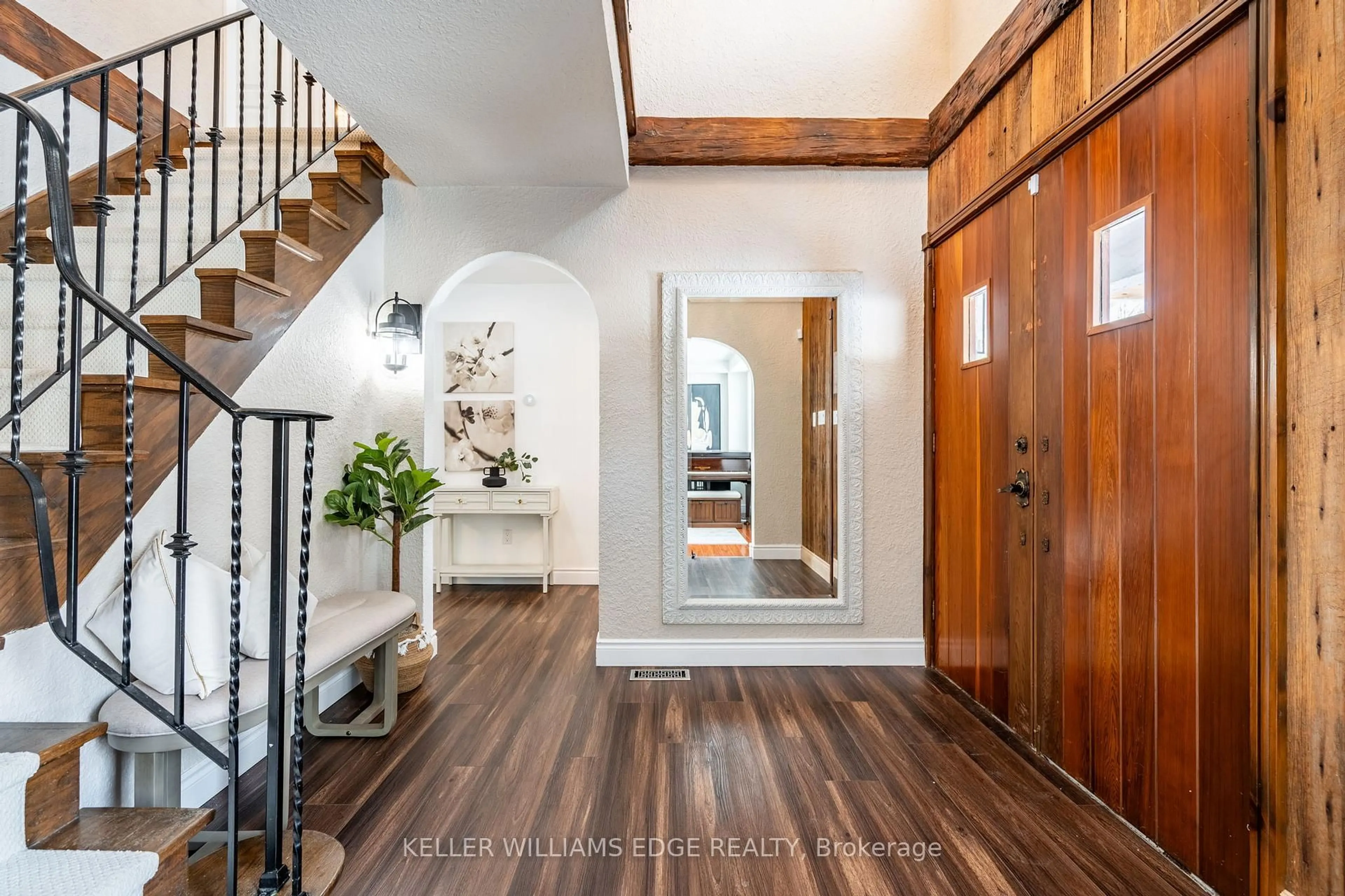 Indoor entryway for 4316 Derry Rd, Burlington Ontario L7M 0R5