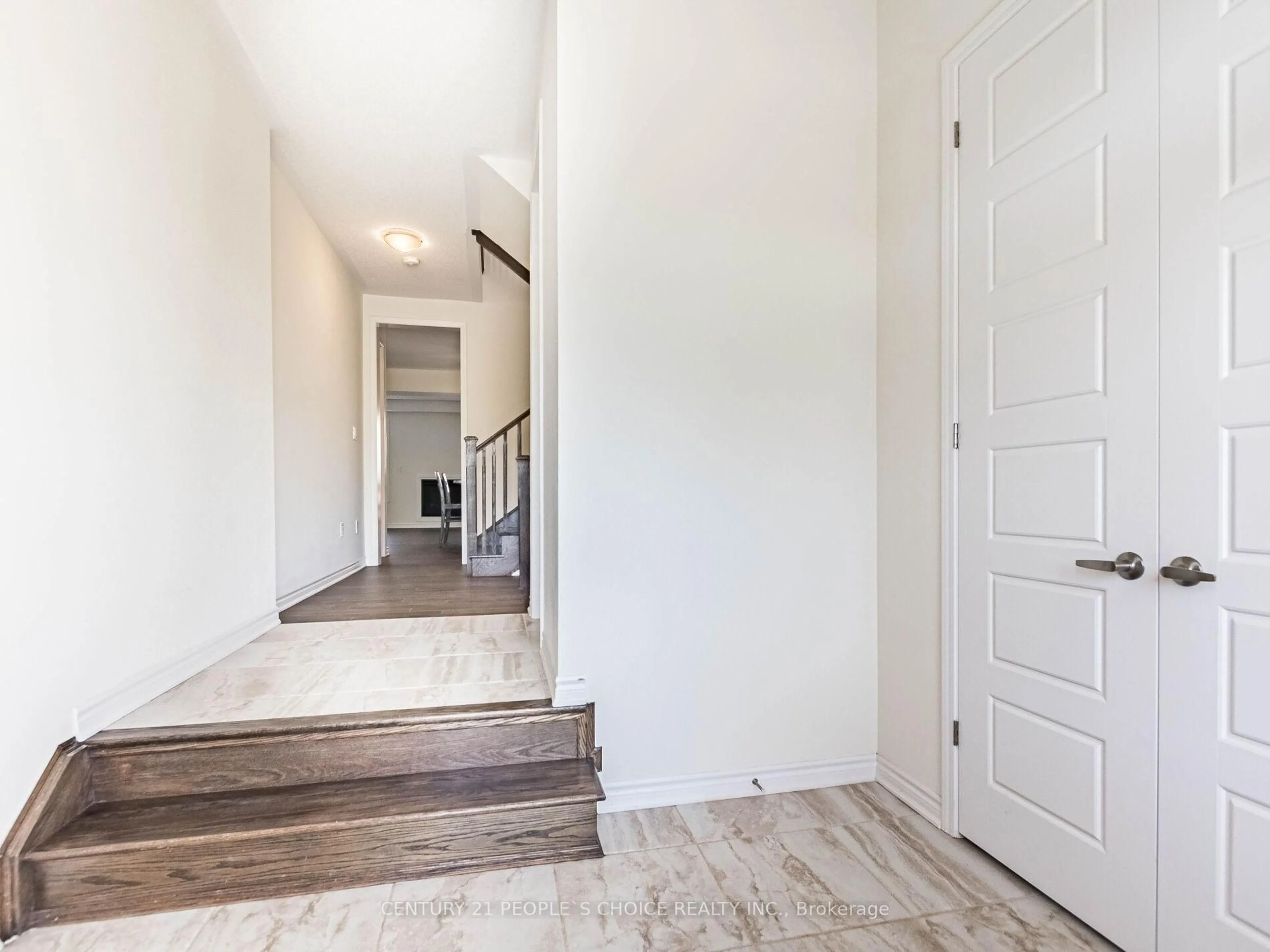 Indoor entryway for 1404 Sycamore Gdns, Milton Ontario L9T 1R3