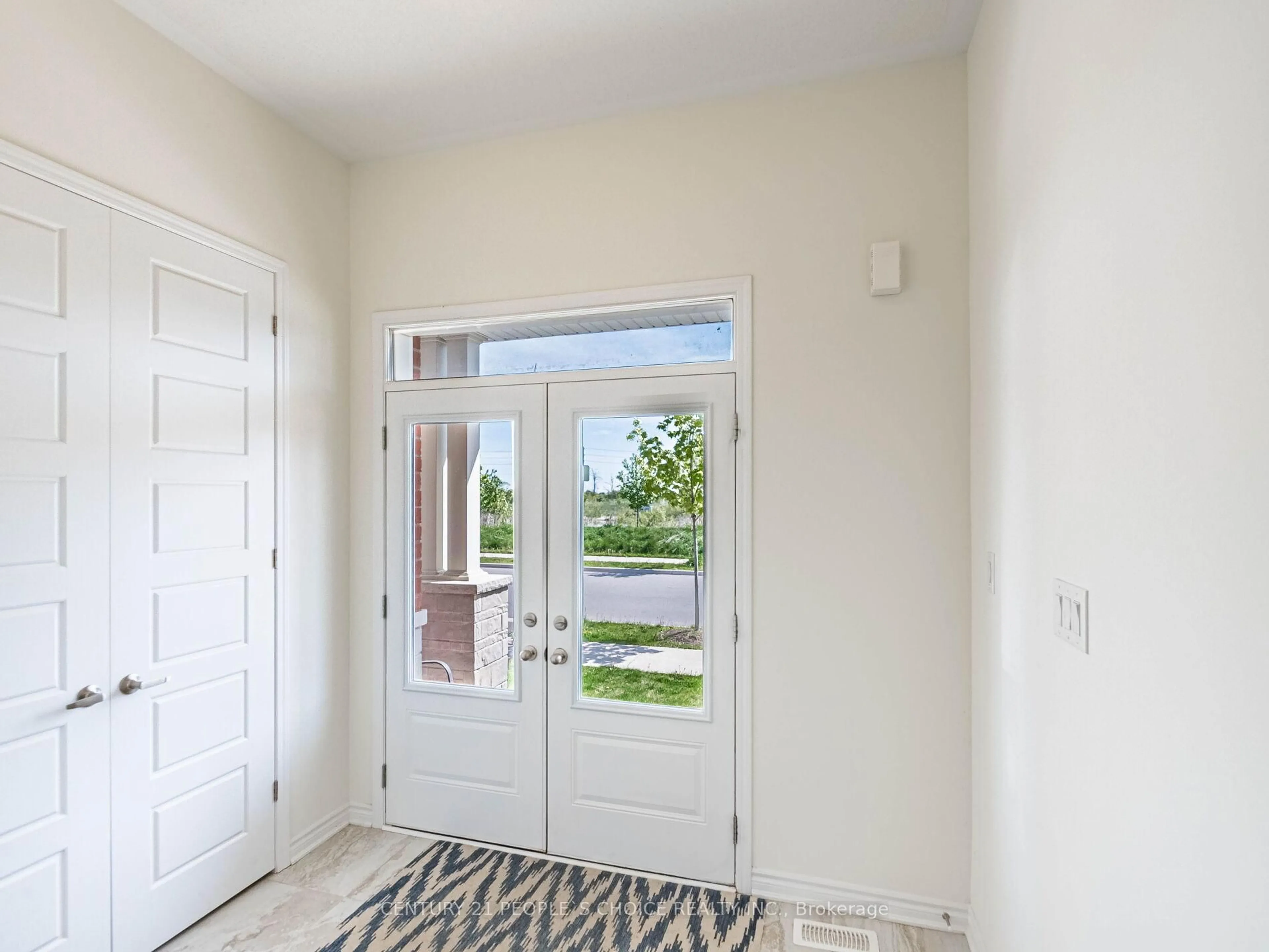 Indoor entryway for 1404 Sycamore Gdns, Milton Ontario L9T 1R3