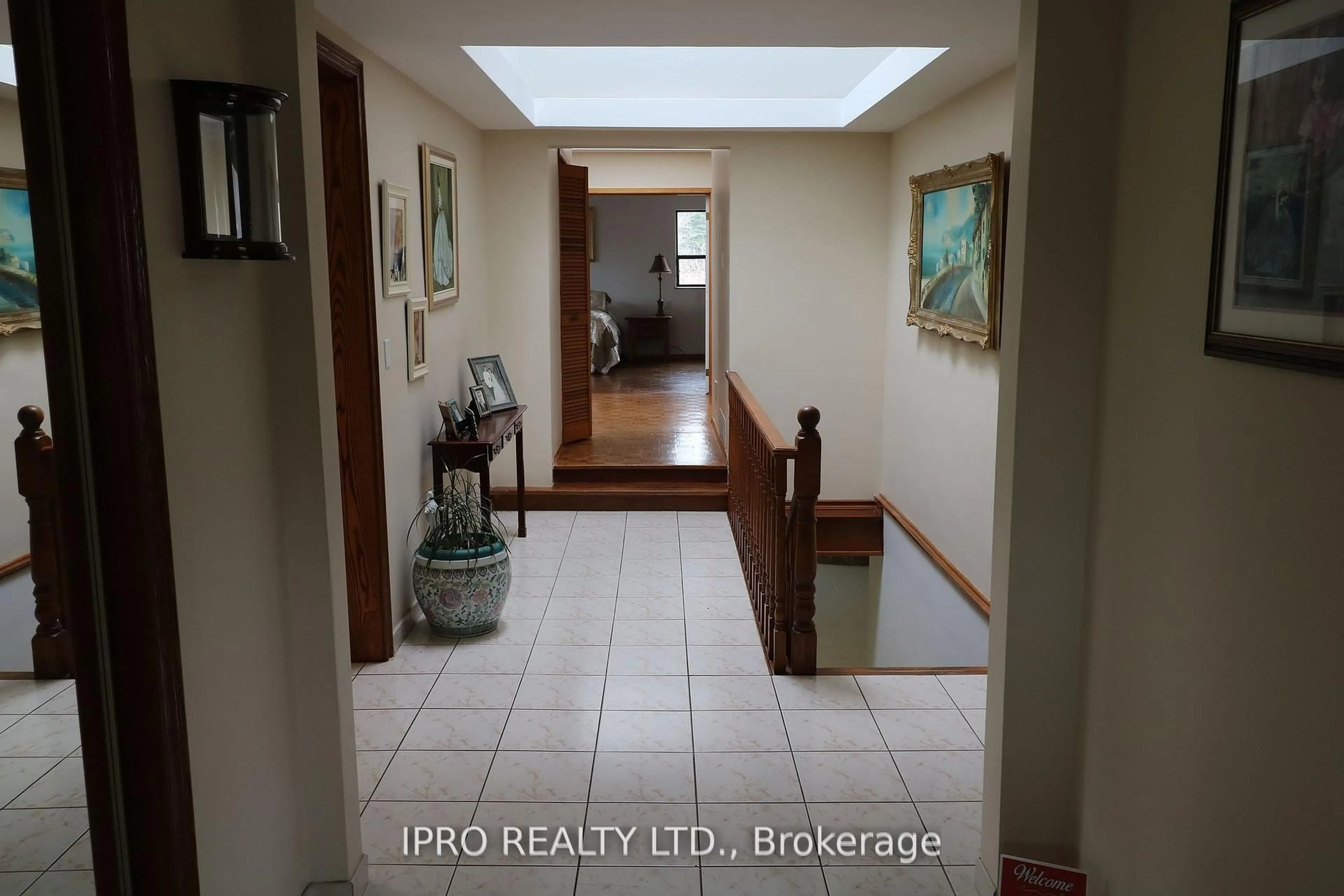 Indoor entryway for 577 Rustic Rd, Toronto Ontario M6L 1Y2