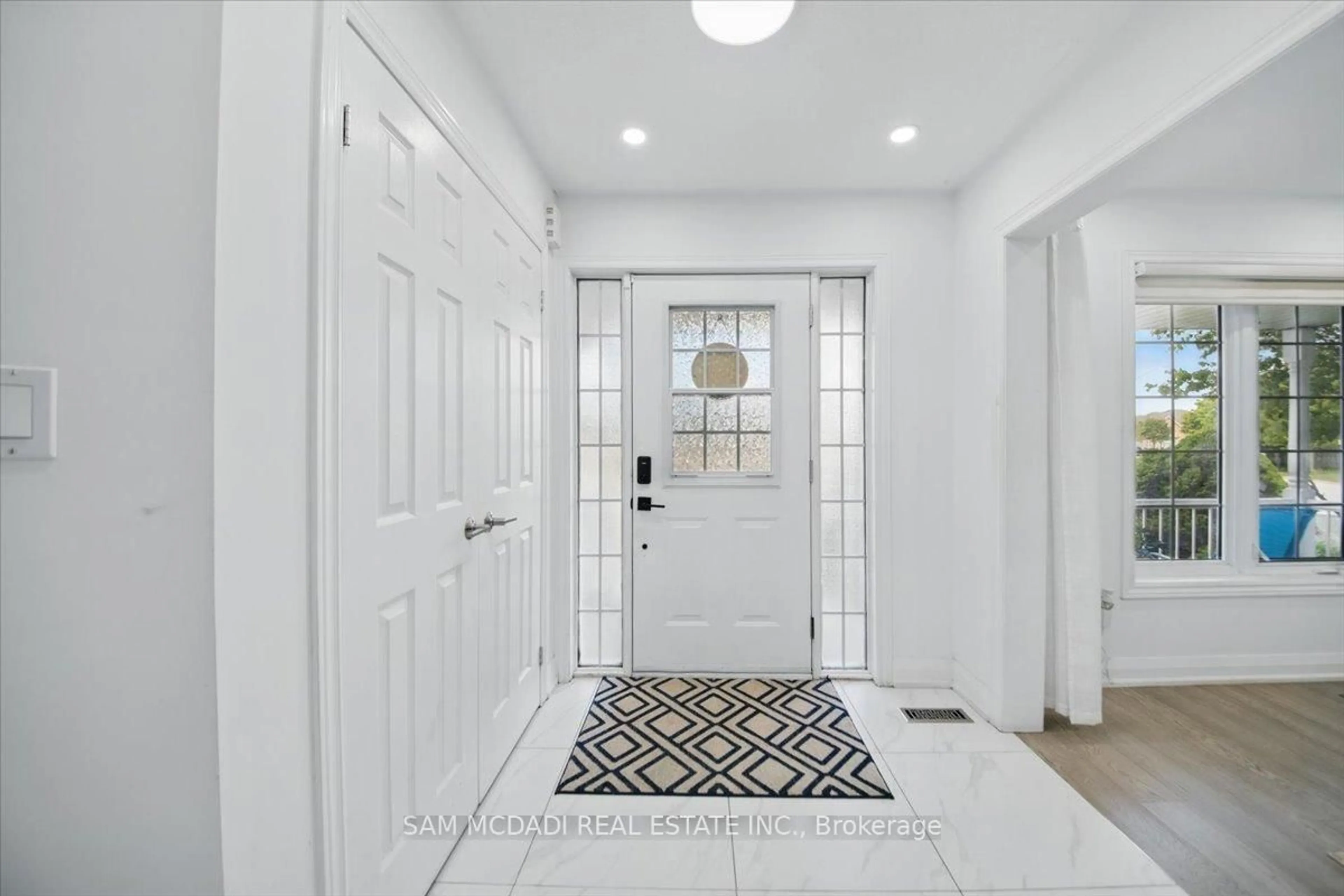 Indoor entryway for 114 Tanners Dr, Halton Hills Ontario L7J 2Y8