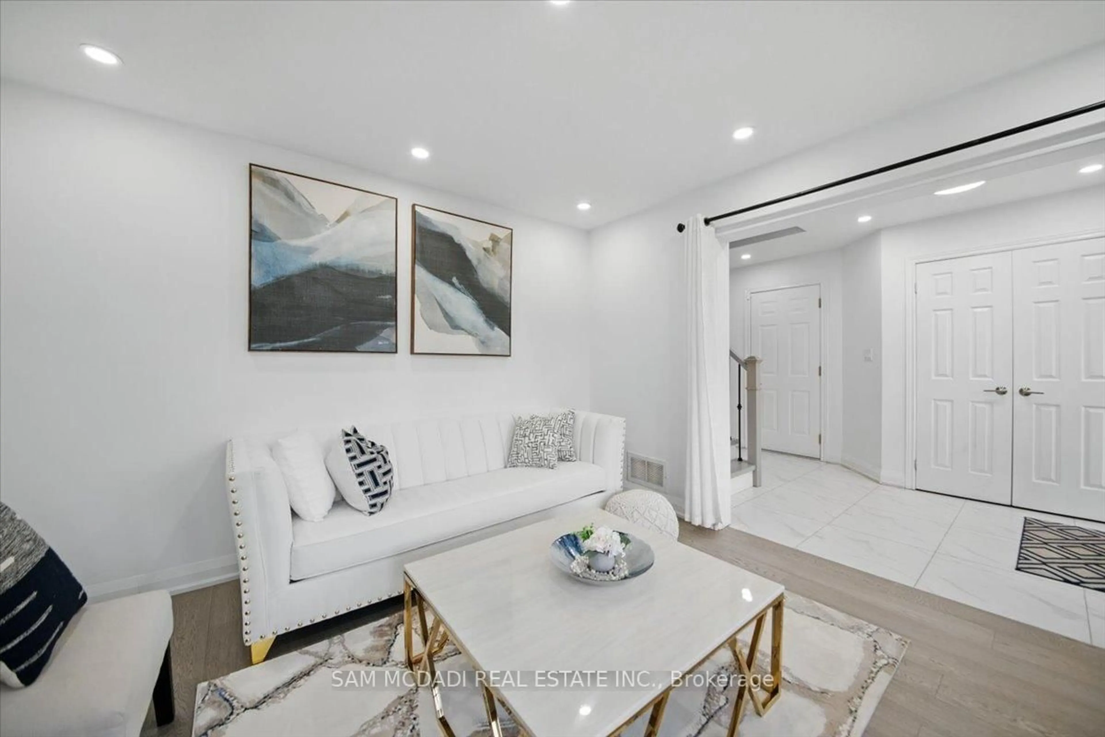 Living room with furniture, unknown for 114 Tanners Dr, Halton Hills Ontario L7J 2Y8