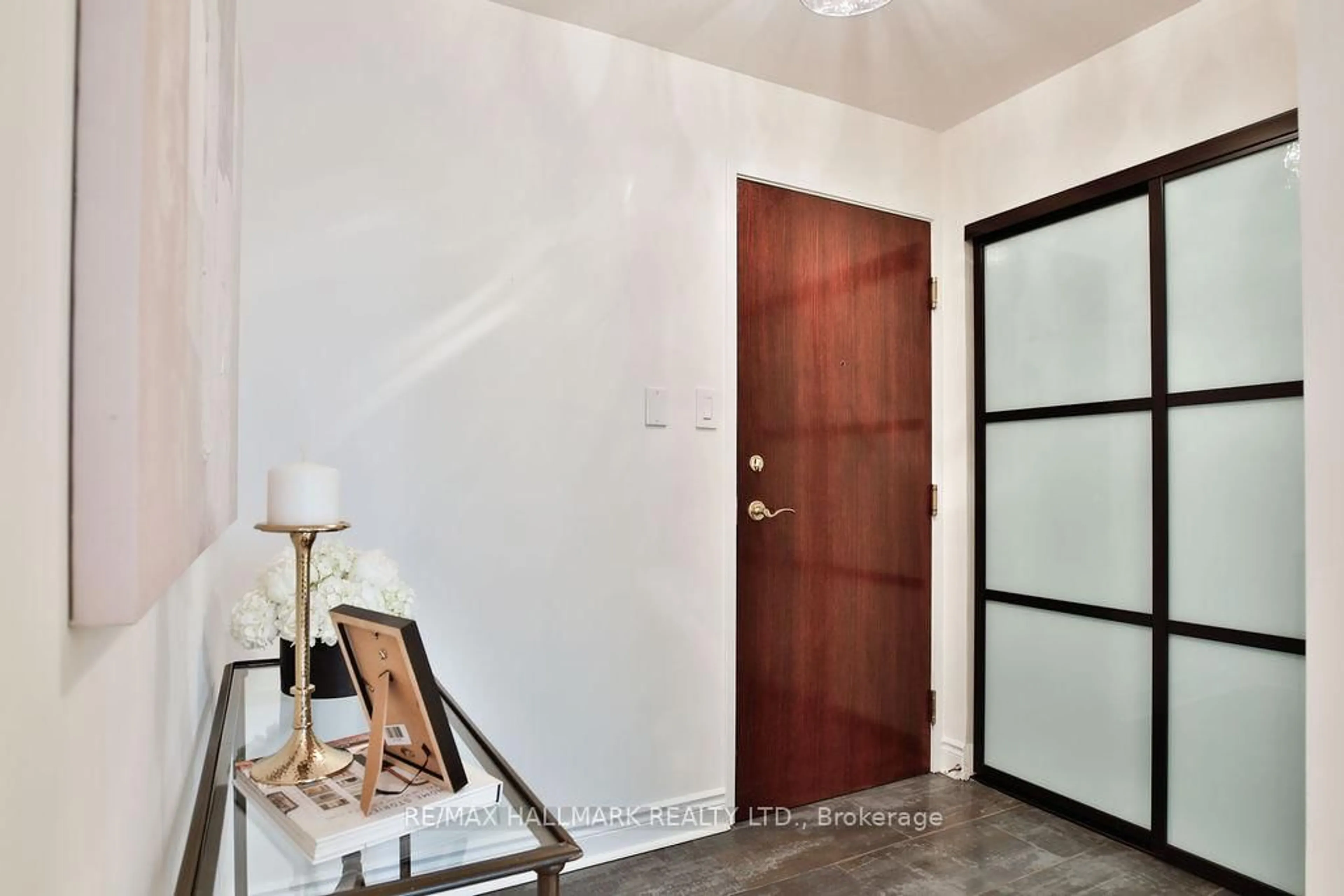 Indoor entryway for 2511 Bloor St #203, Toronto Ontario M6S 5A6