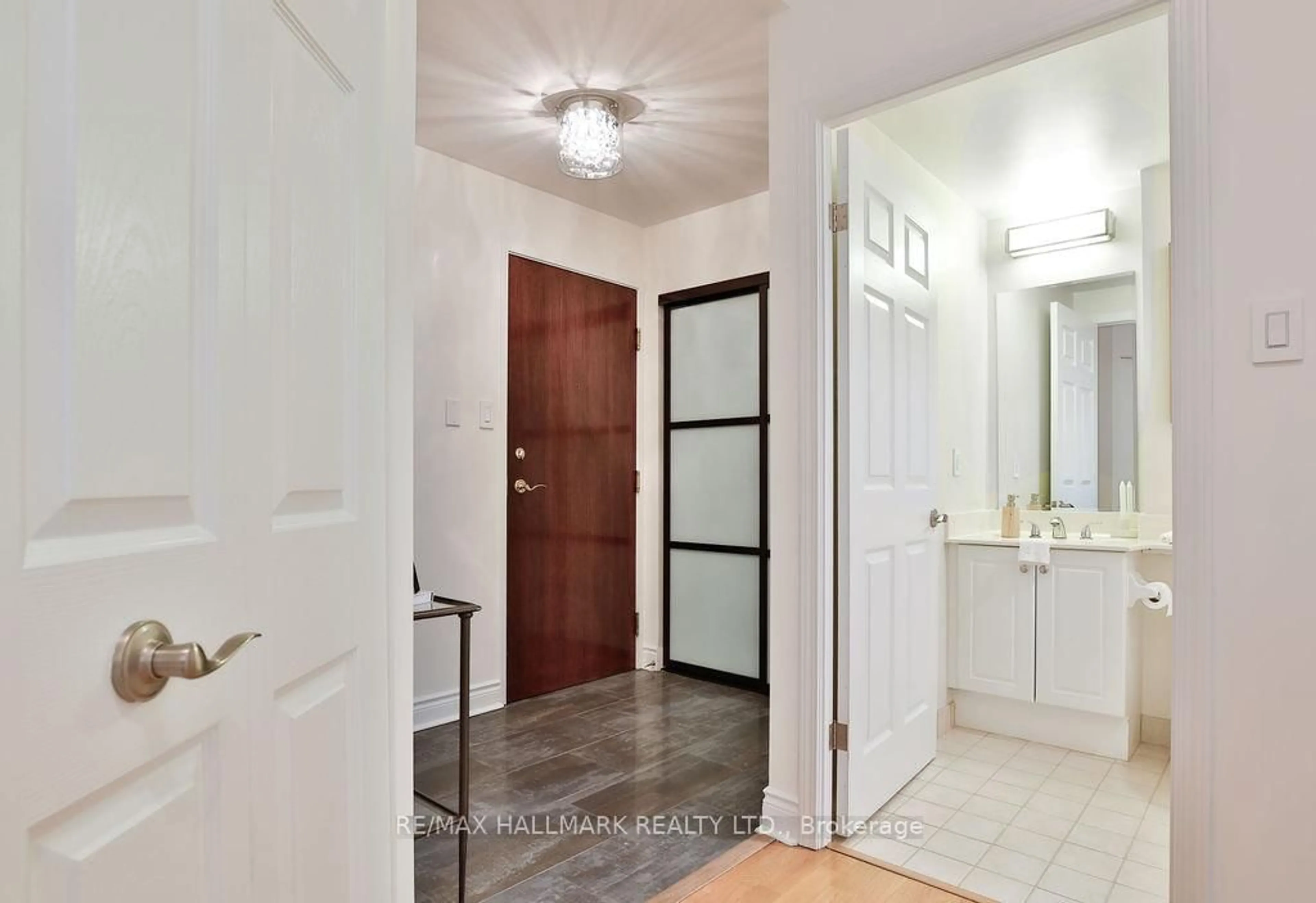 Indoor entryway for 2511 Bloor St #203, Toronto Ontario M6S 5A6