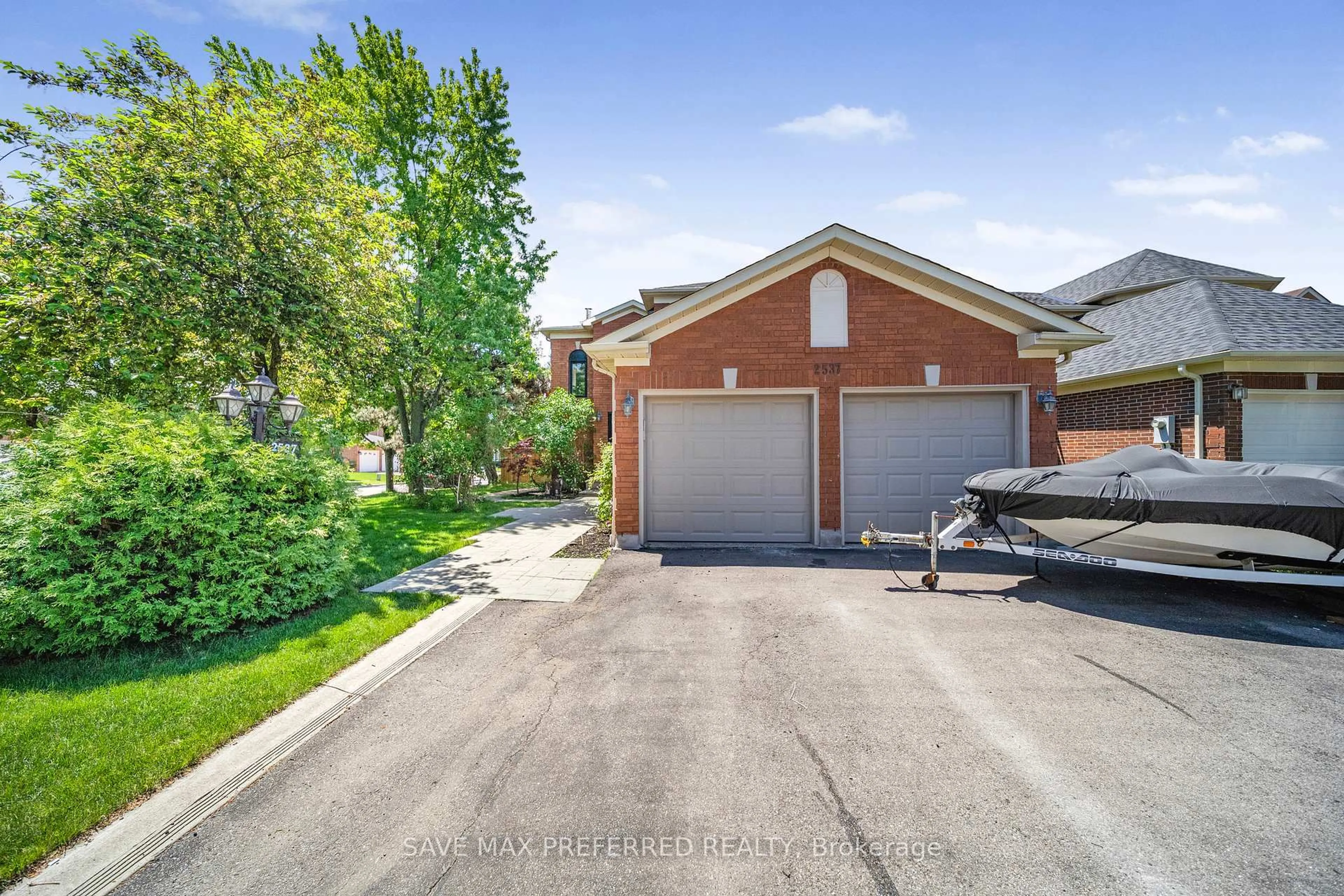 A pic from outside/outdoor area/front of a property/back of a property/a pic from drone, street for 2537 Ambercroft Tr, Mississauga Ontario L5M 4K5